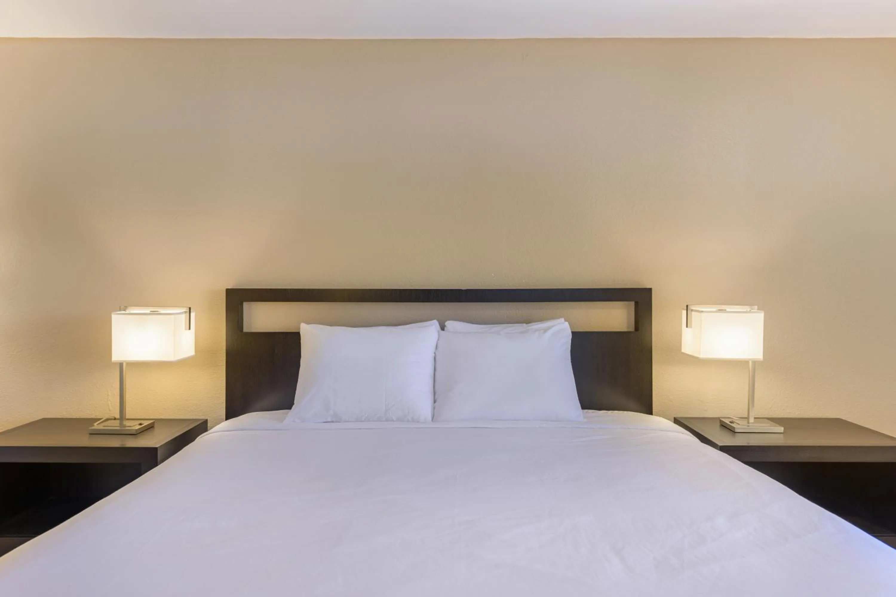 Bed in The Prime Suites, Vallejo - Napa Valley and Six Flags Discovery Kingdom