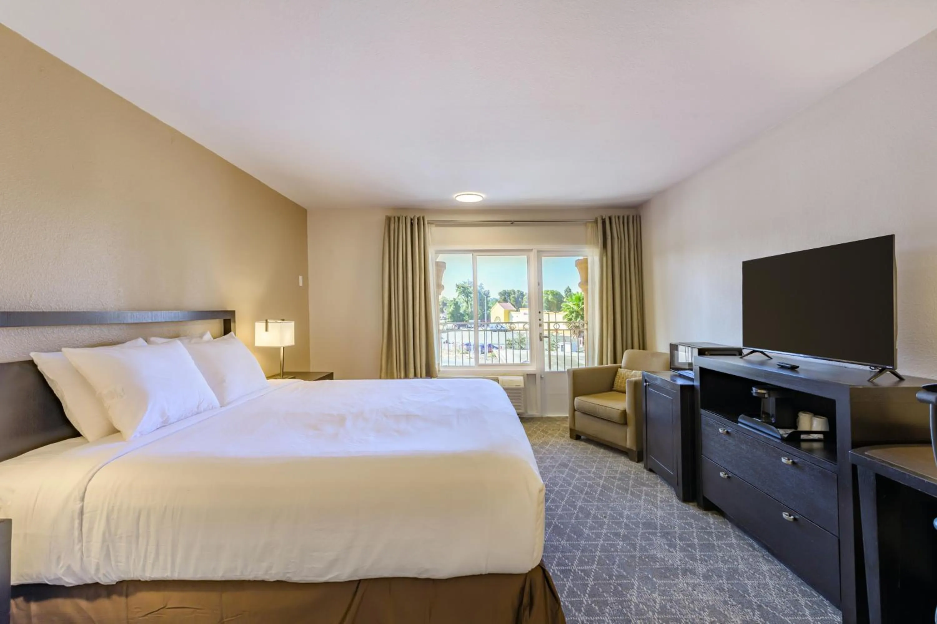 Bed in The Prime Suites, Vallejo - Napa Valley and Six Flags Discovery Kingdom