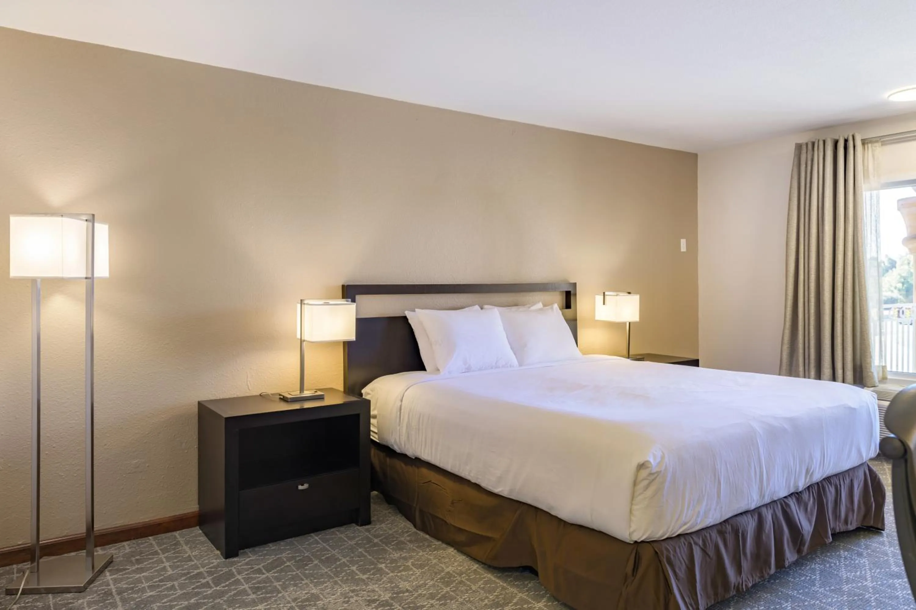 Bed in The Prime Suites, Vallejo - Napa Valley and Six Flags Discovery Kingdom