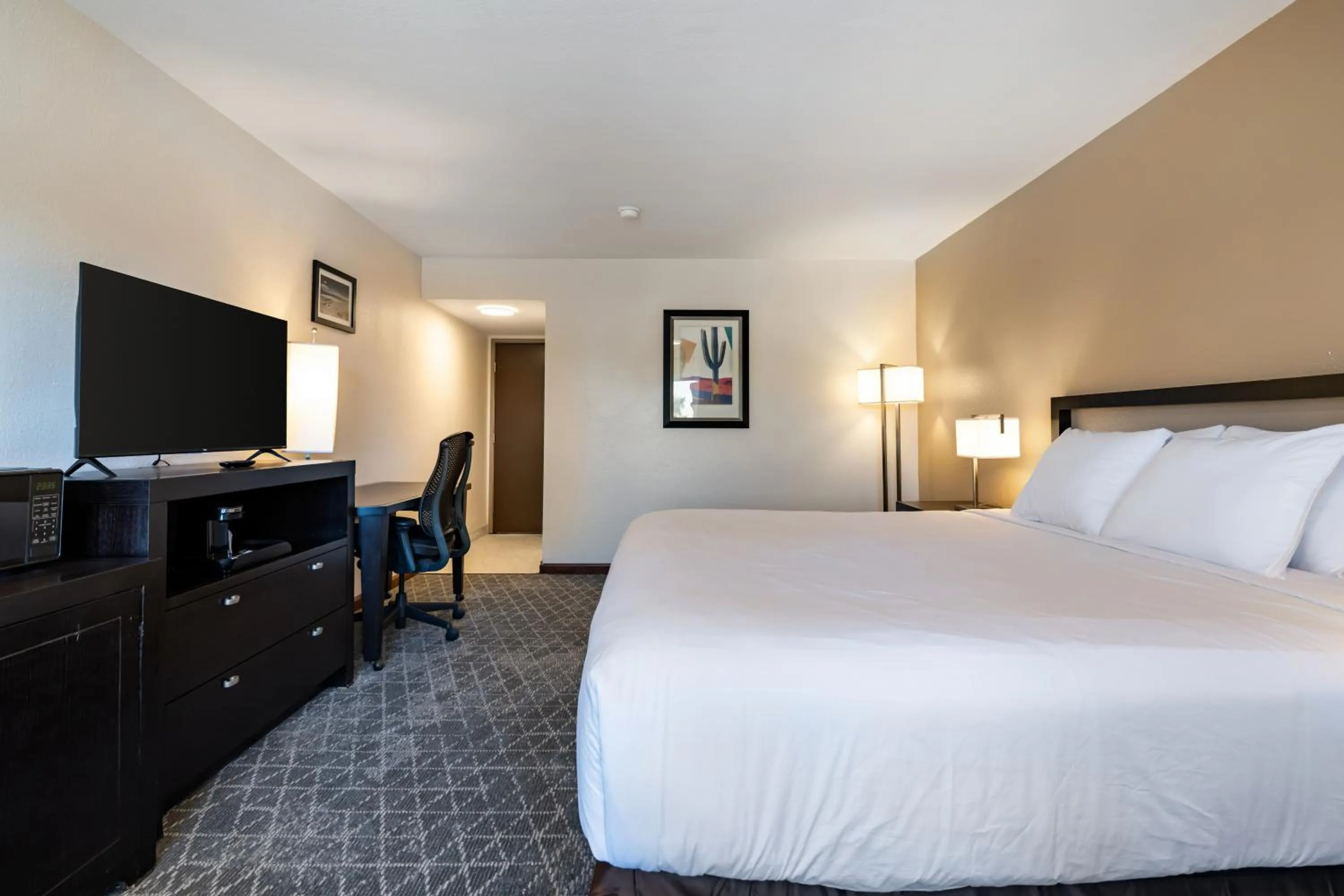 Bed in The Prime Suites, Vallejo - Napa Valley and Six Flags Discovery Kingdom