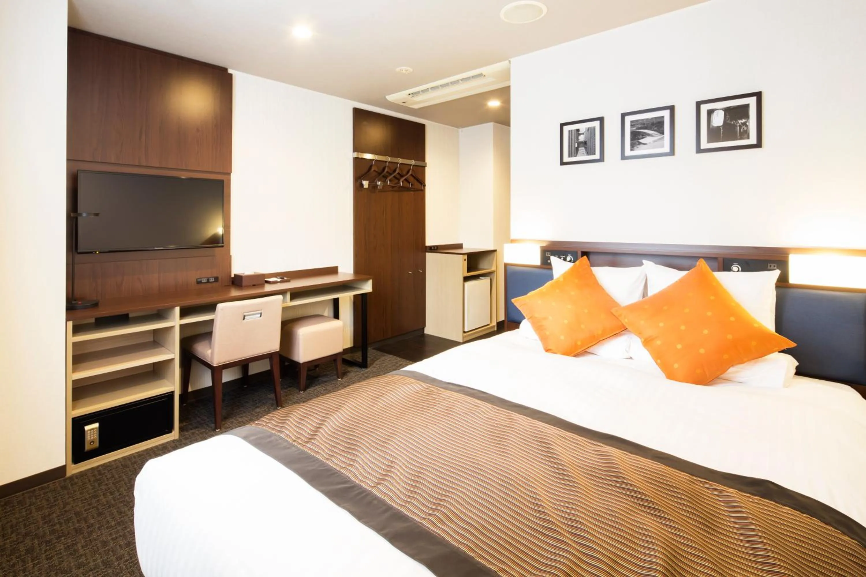 Photo of the whole room, Bed in HOTEL MYSTAYS Kanazawa Castle