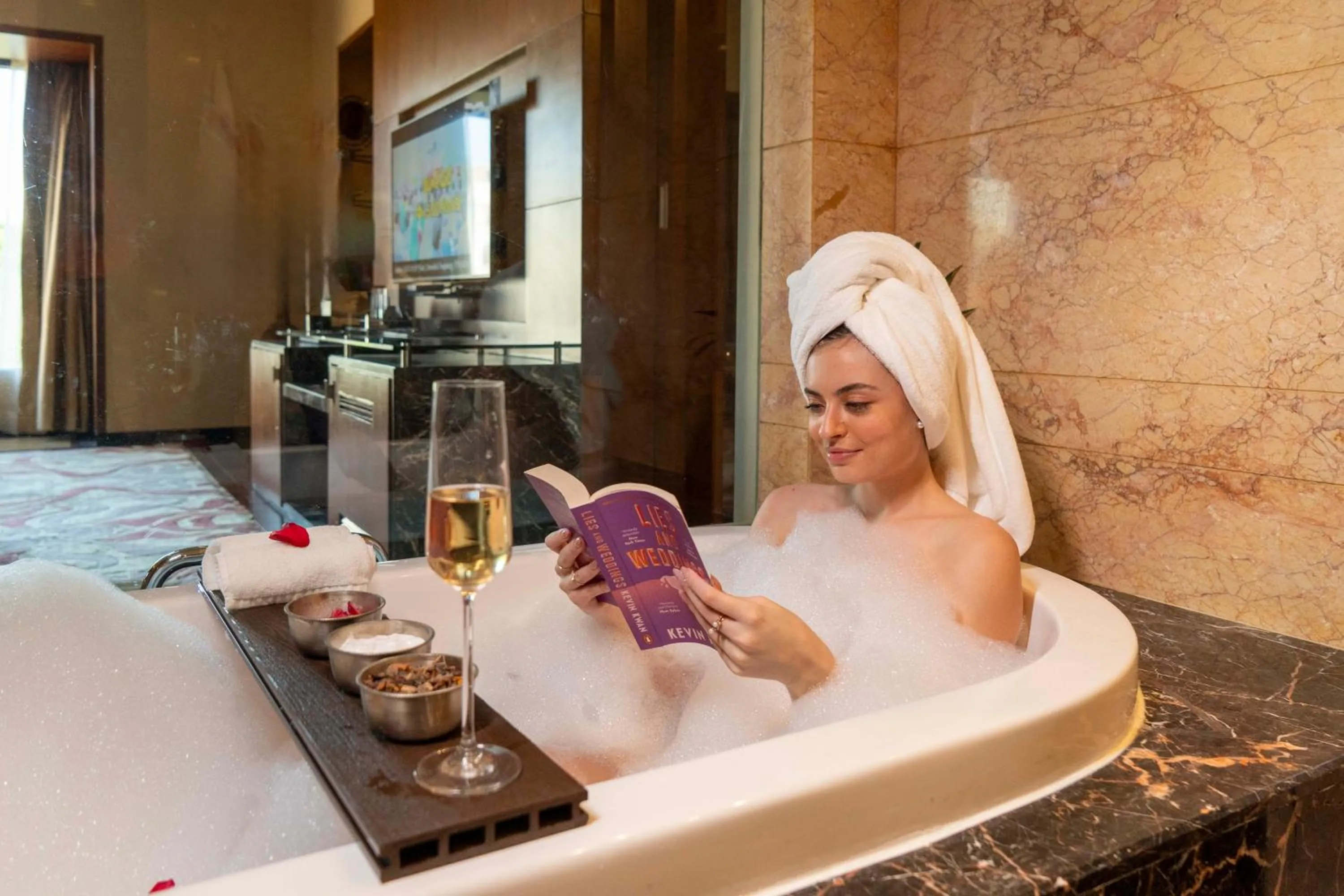 Bath in Radisson Blu Plaza Delhi Airport