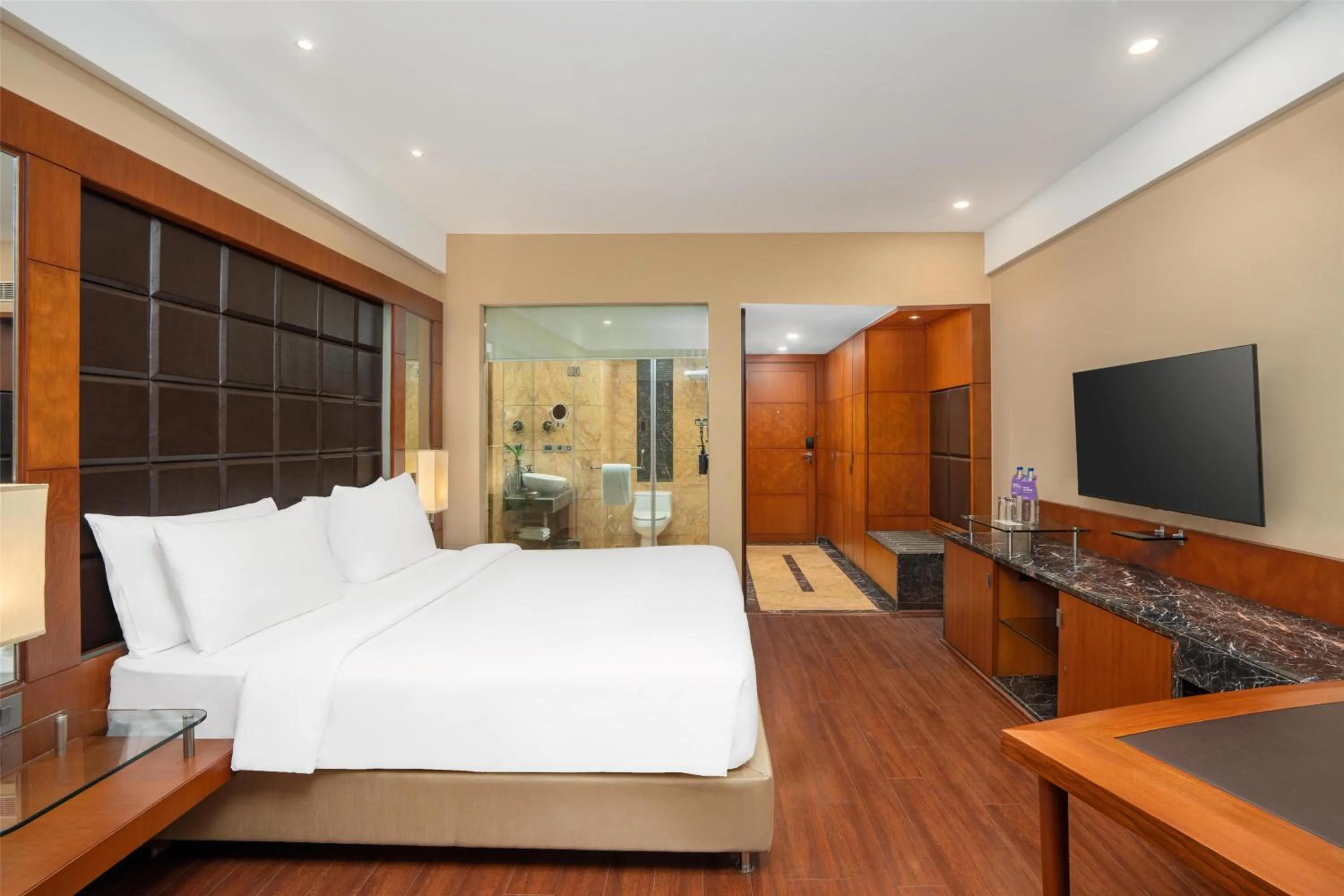 Bedroom, Bed in Radisson Blu Plaza Delhi Airport