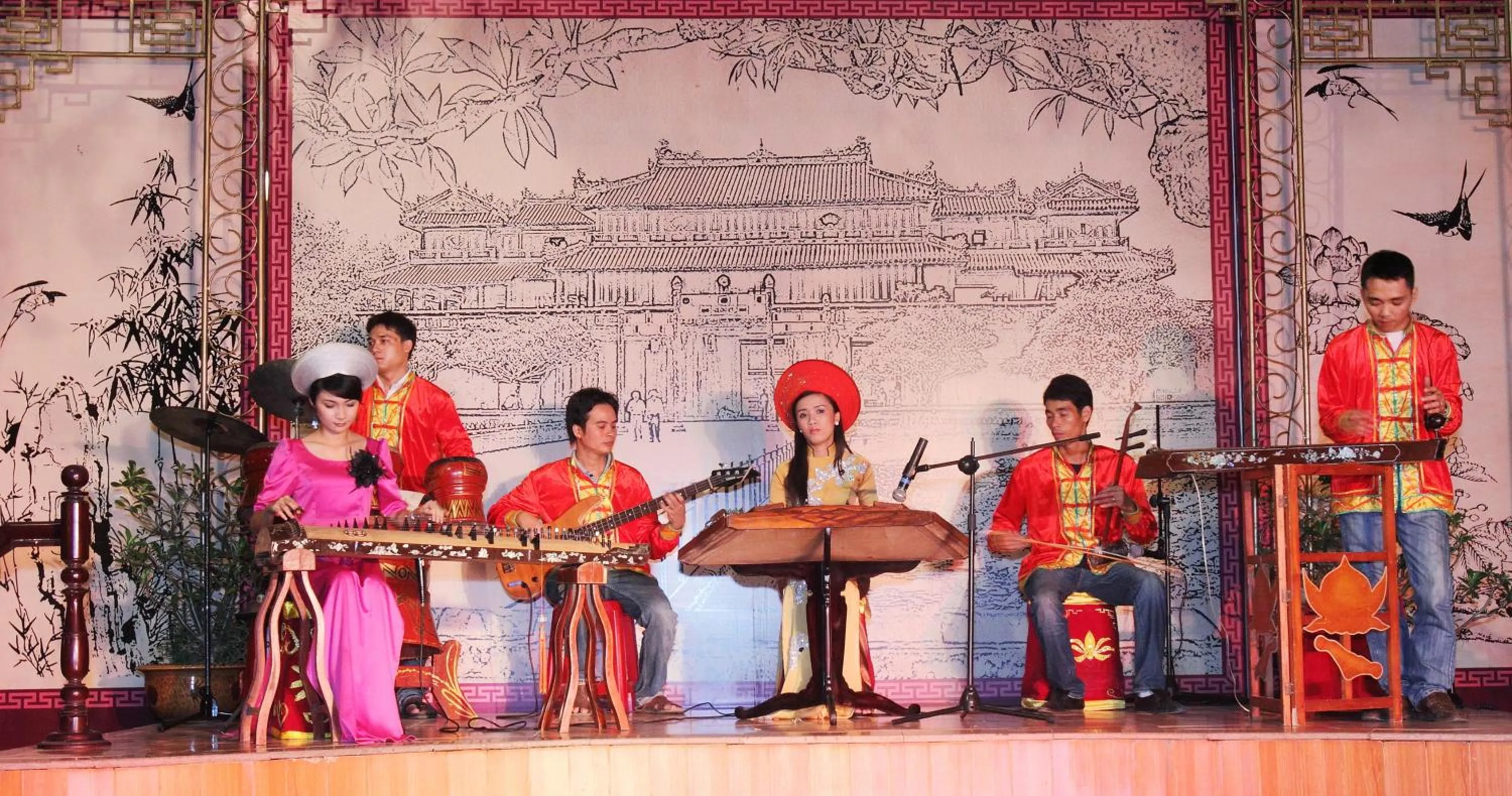 Evening entertainment in Saigon Morin Hotel