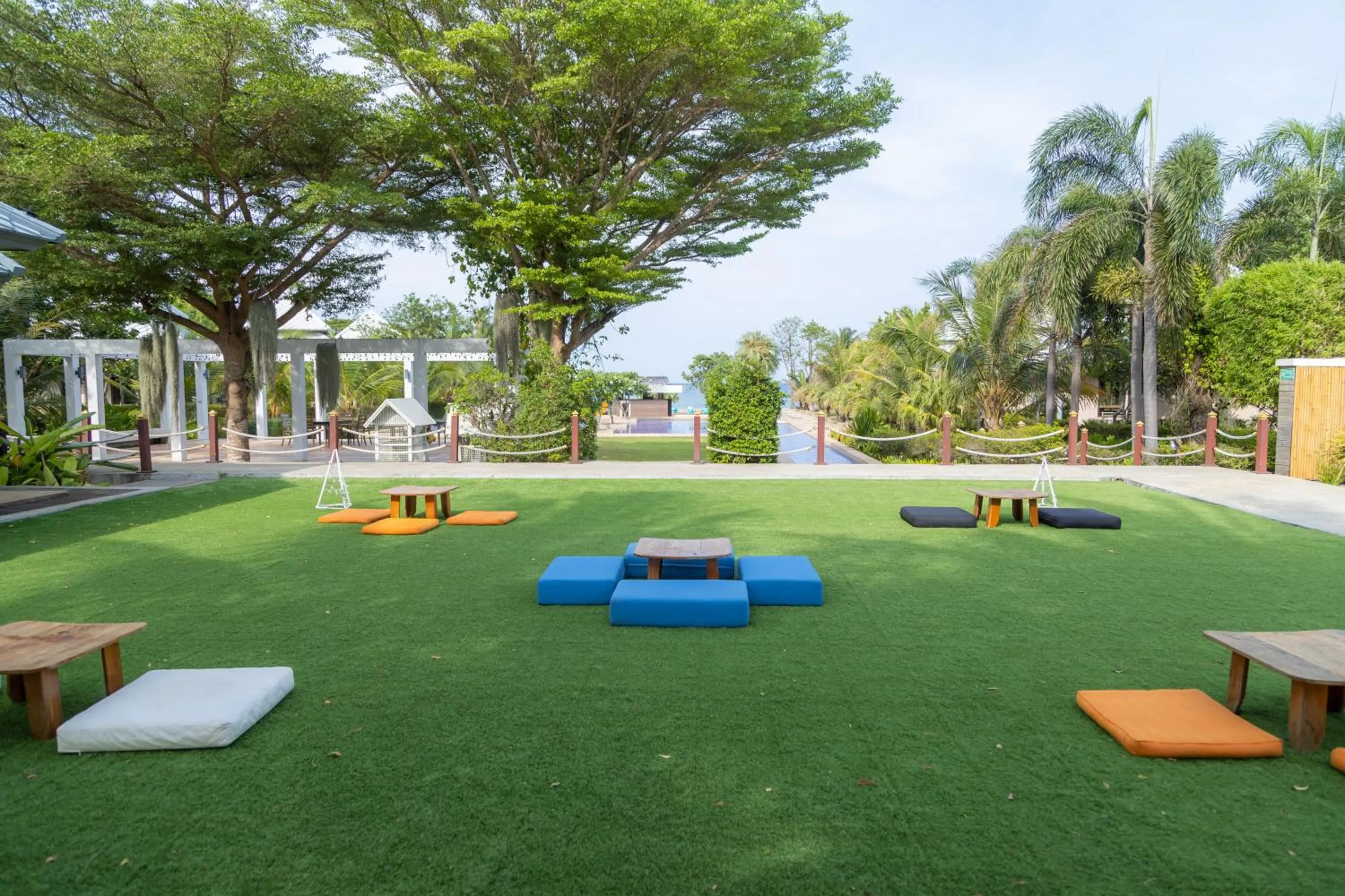 Evening entertainment in Sirarun Resort