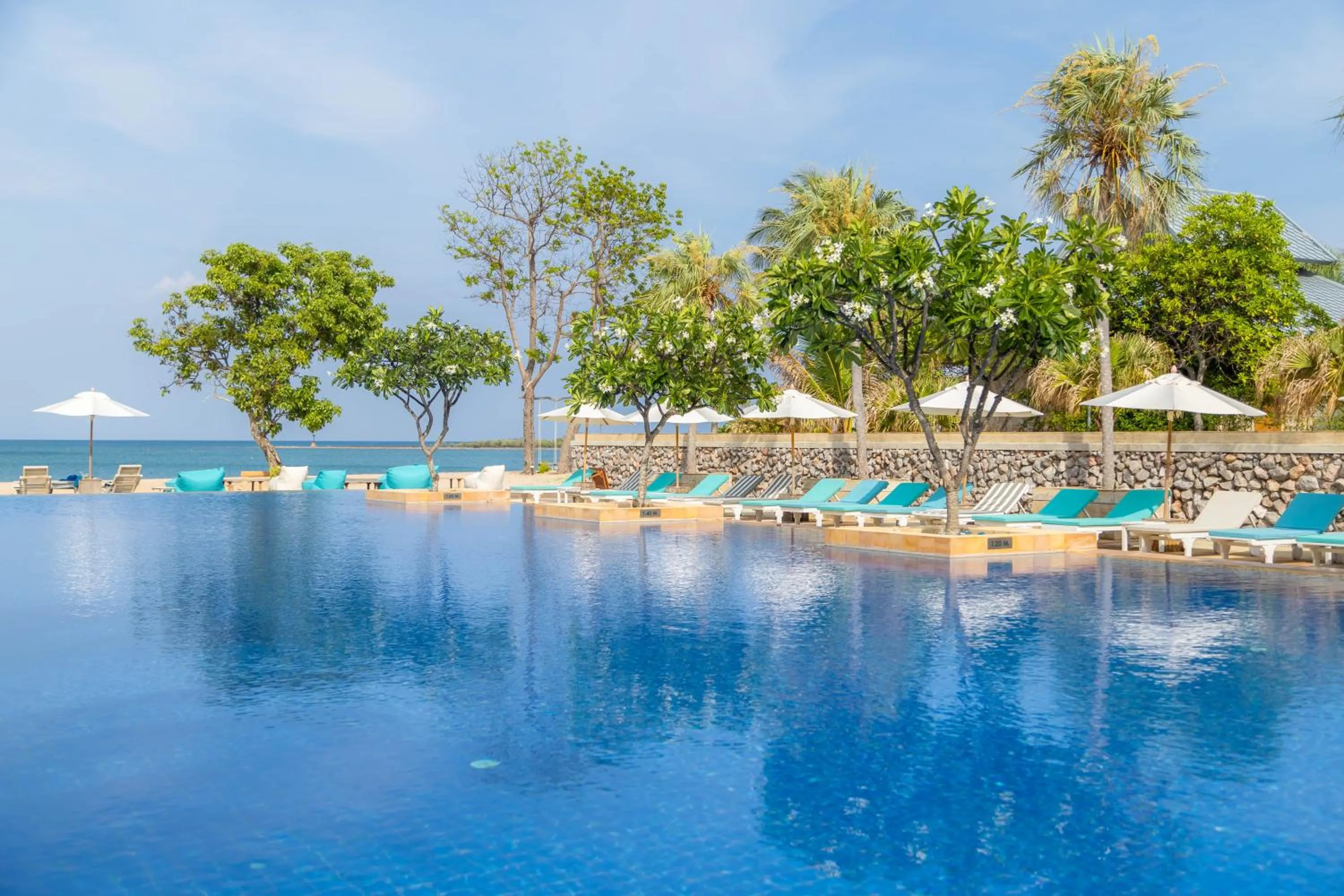 Swimming pool in Sirarun Resort