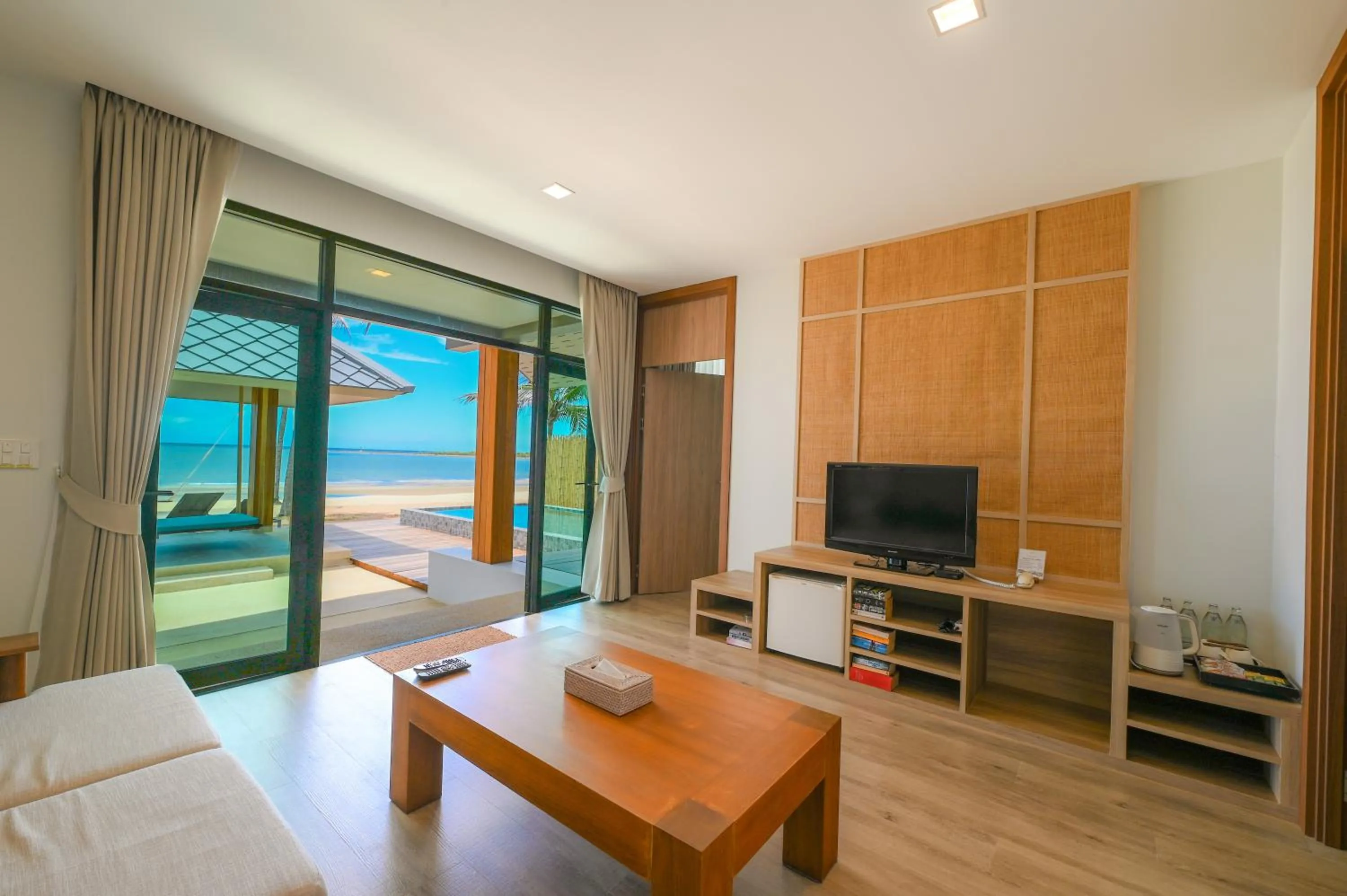 Communal lounge/ TV room in Sirarun Resort