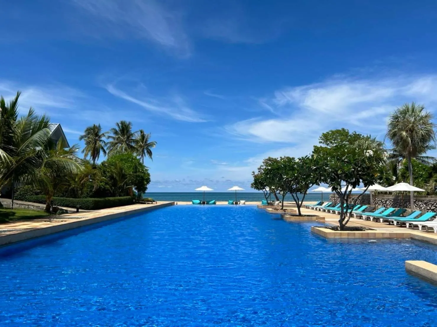 Swimming pool in Sirarun Resort