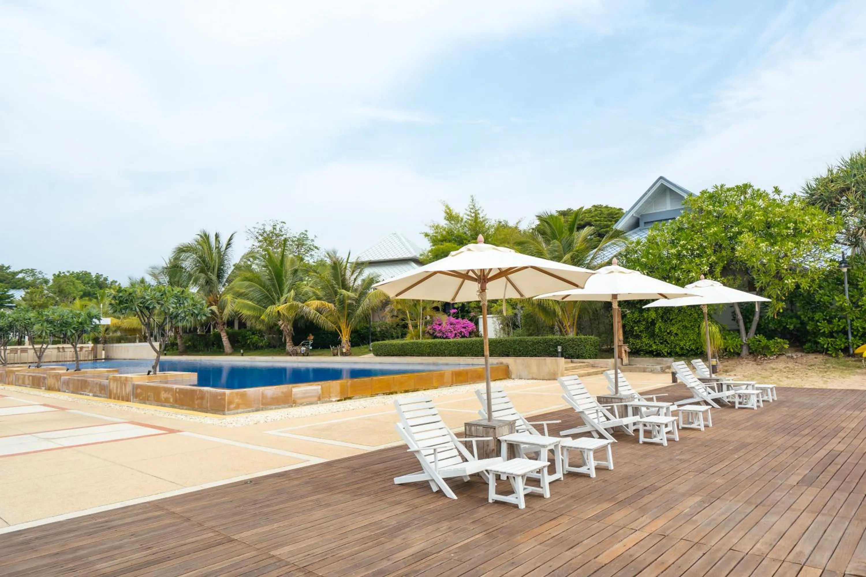 Swimming pool in Sirarun Resort