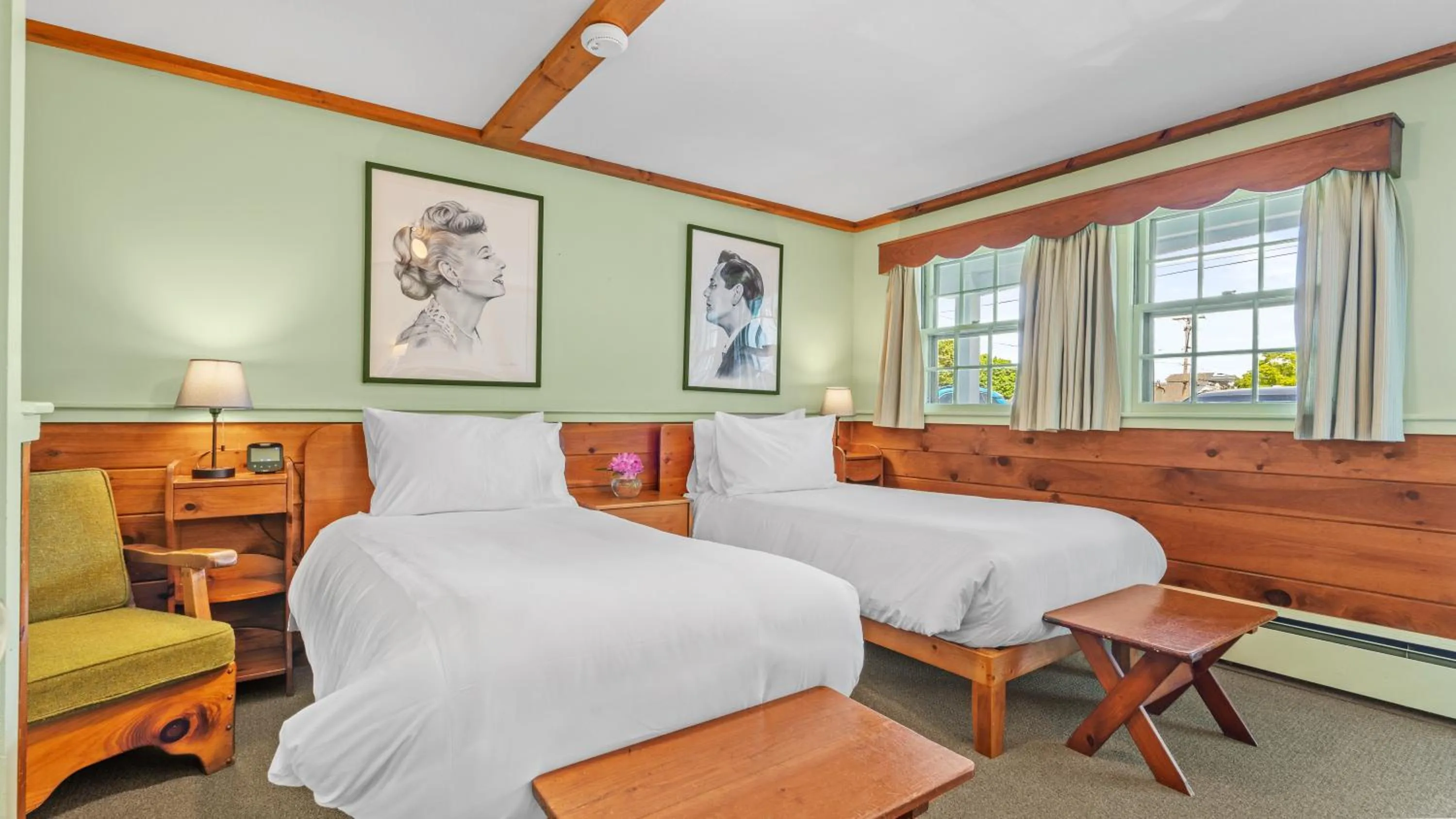 Bedroom, Bed in Mid-Town Motel