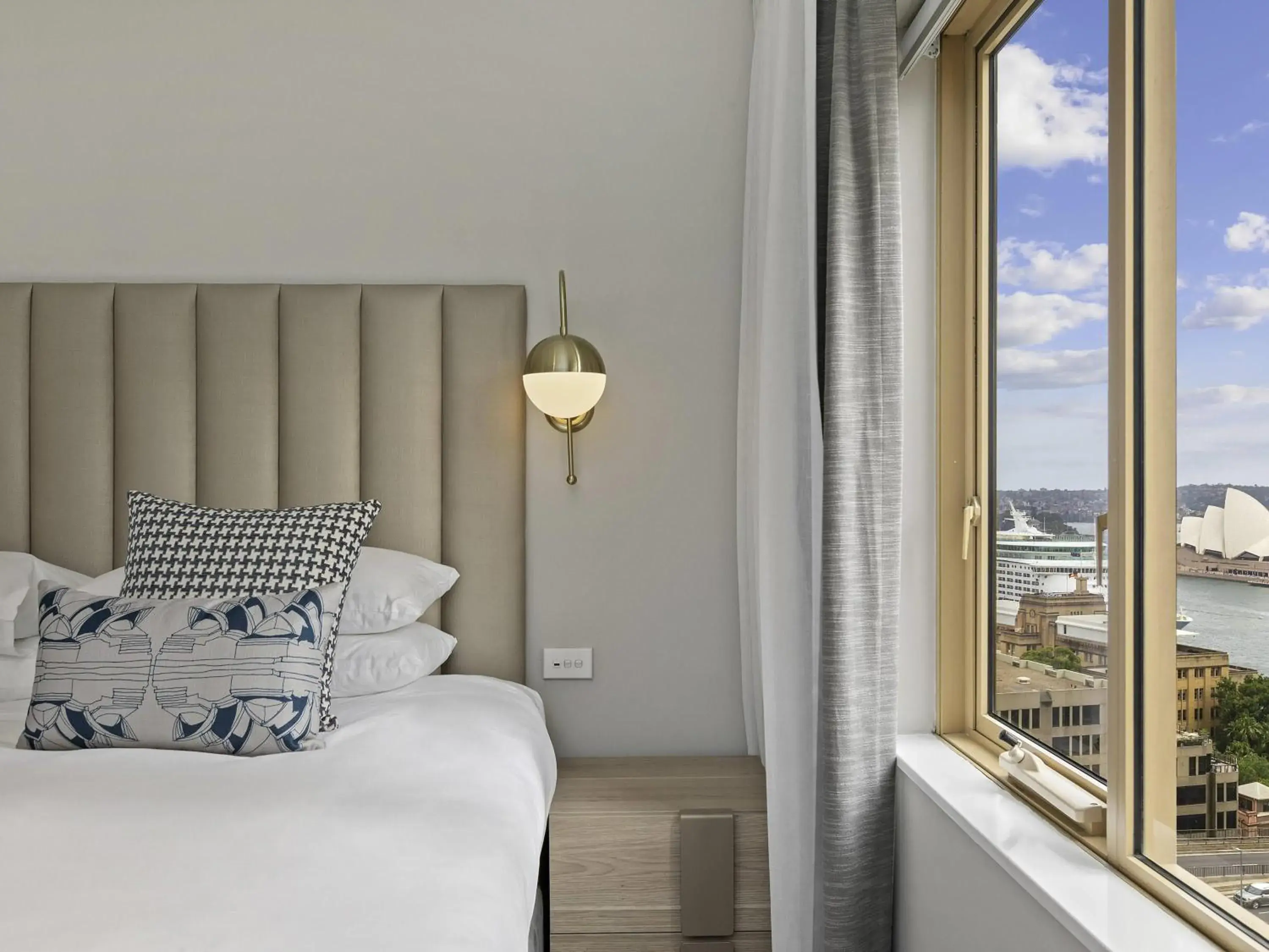 Deluxe One-Bedroom Apartment with Harbor View in The Sebel Quay West Suites Sydney Deluxe One-Bedroom Apartment with Harbor View in The Sebel Quay West Suites Sydney