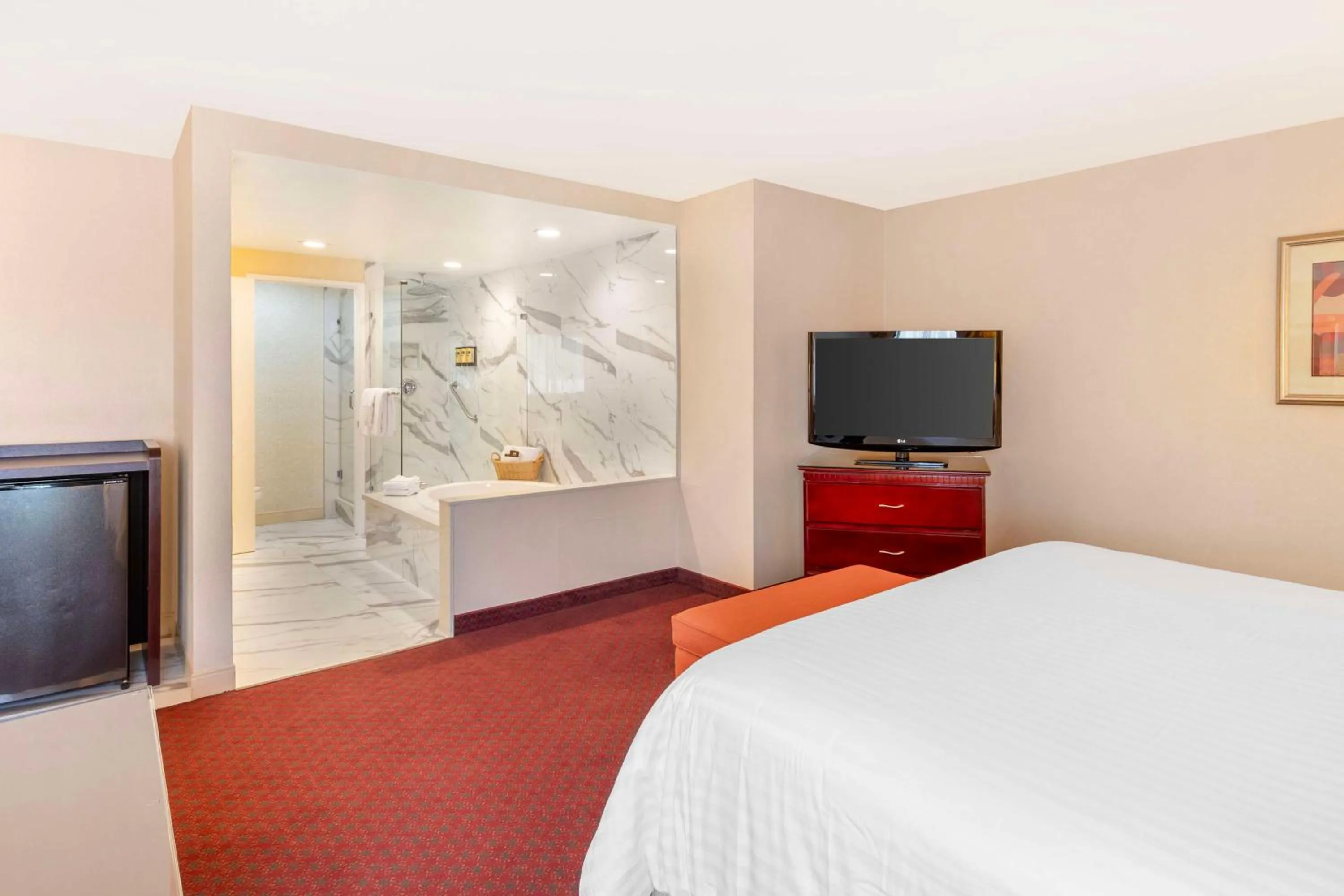 Photo of the whole room, Bed in Best Western Plus West Covina Inn