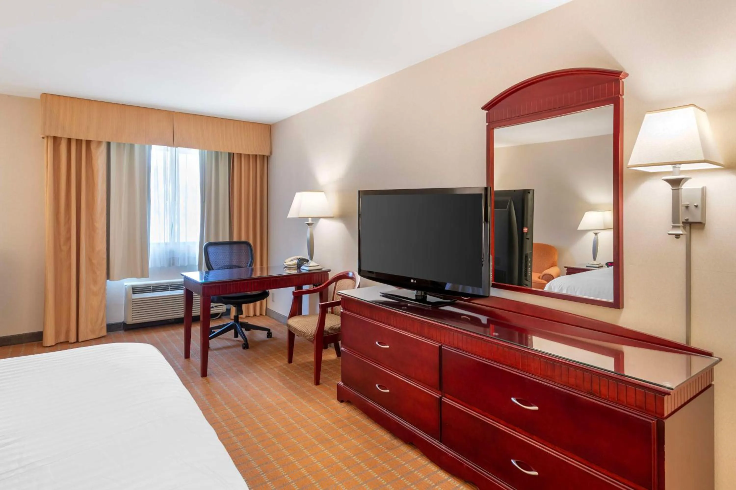 Bedroom, Bed in Best Western Plus West Covina Inn