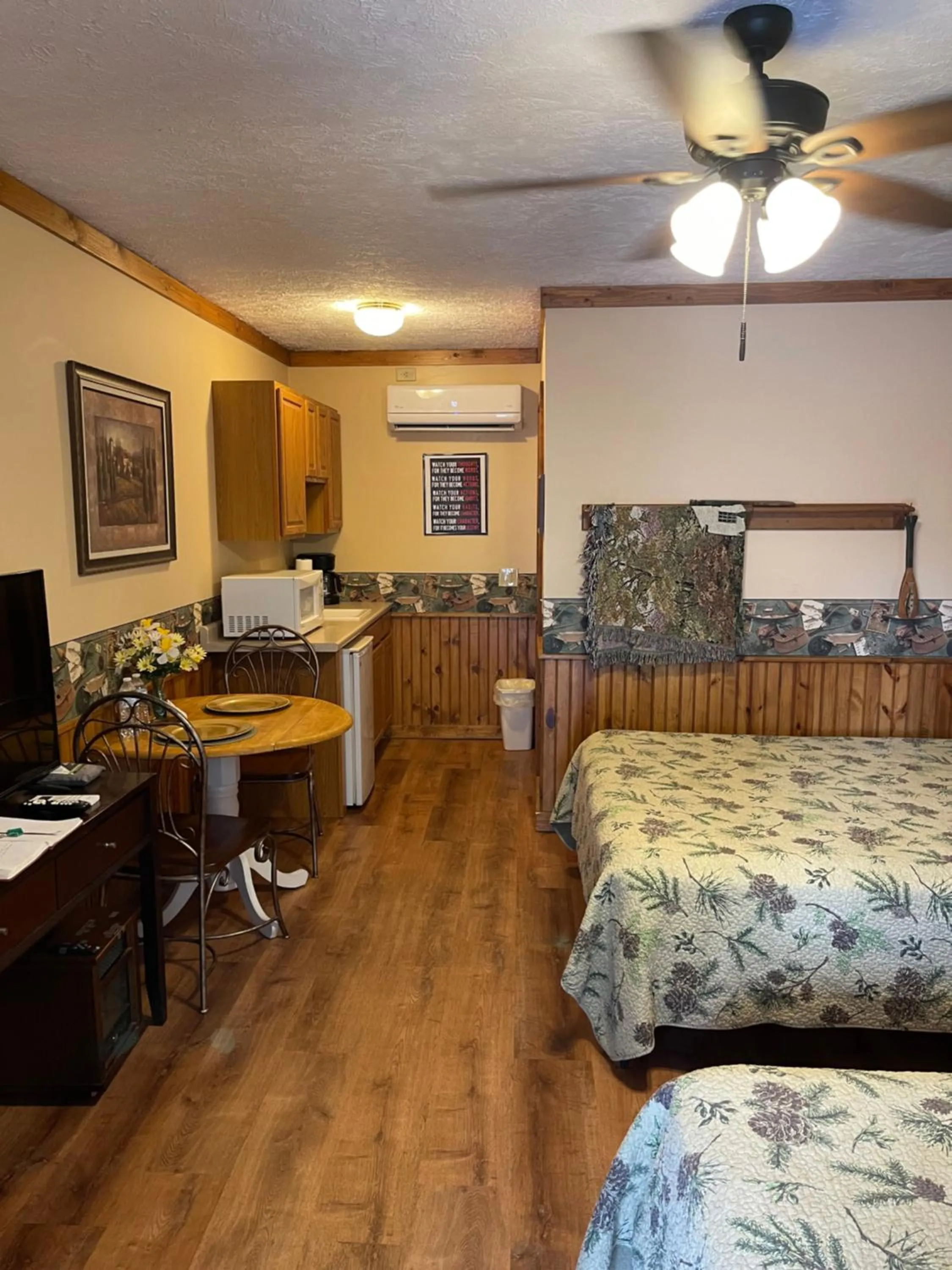 Bed in Mountain Aire Cottages, Inn, & Glamping