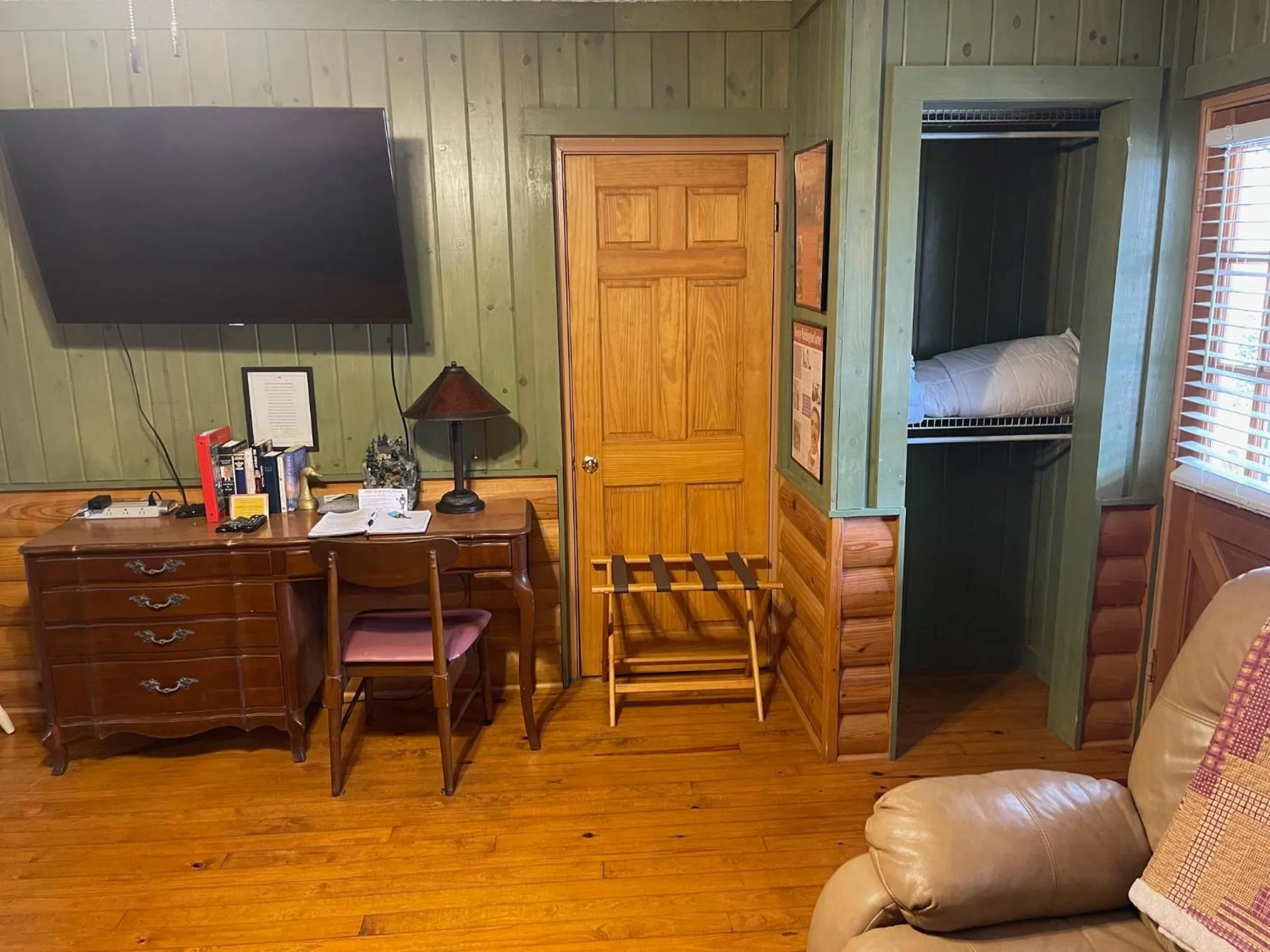 TV and multimedia in Mountain Aire Cottages, Inn, & Glamping