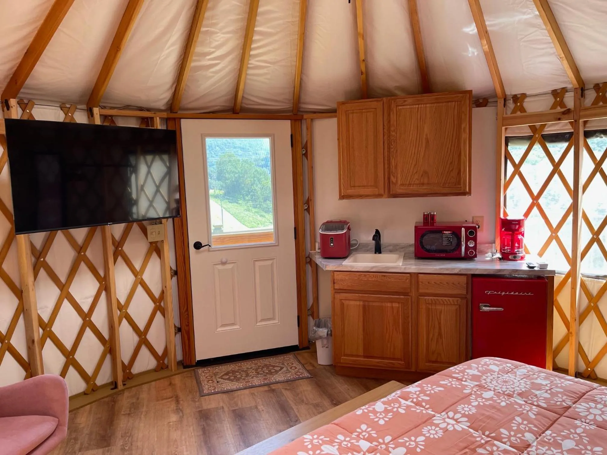 TV and multimedia in Mountain Aire Cottages, Inn, & Glamping
