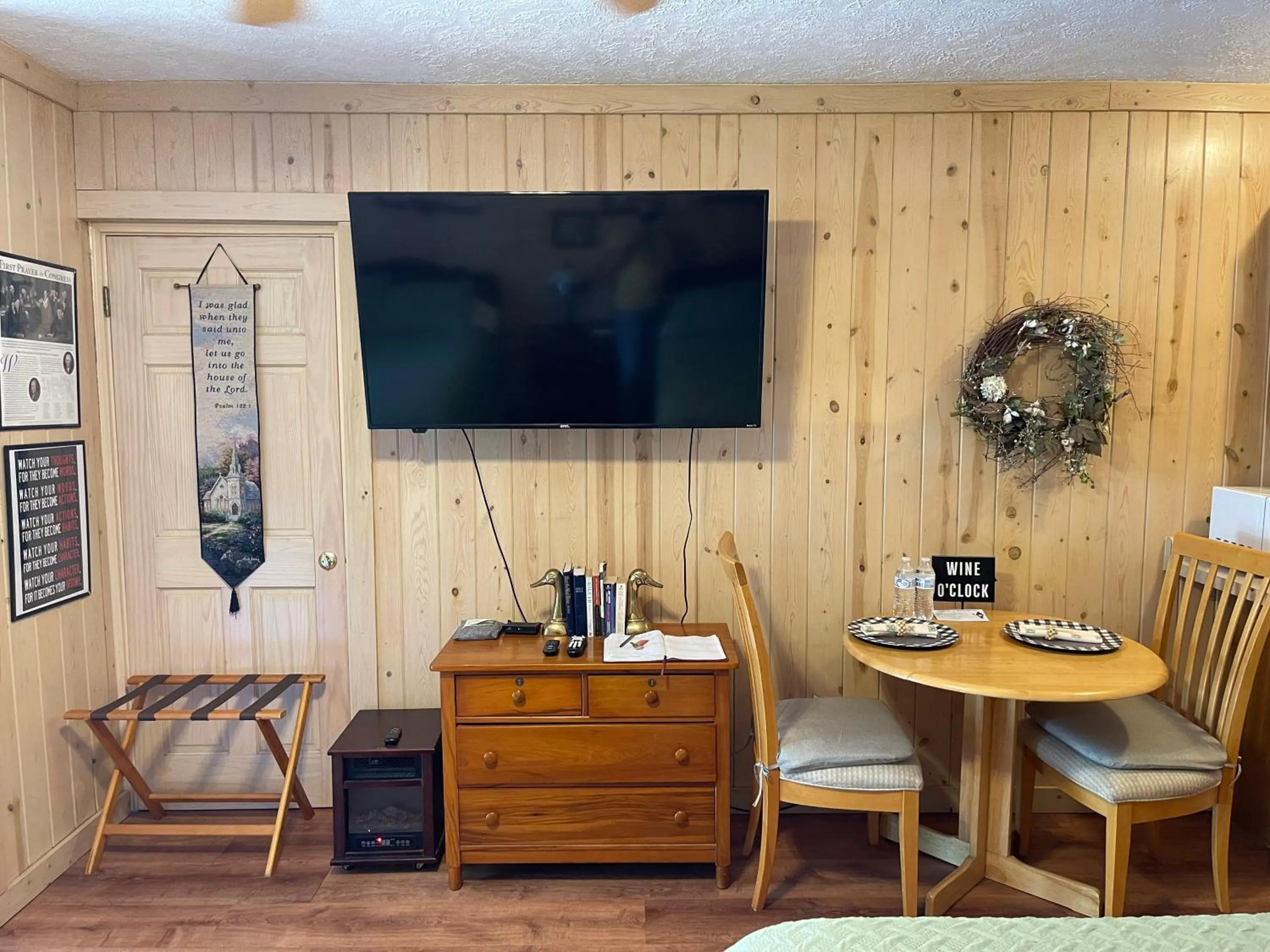 TV and multimedia in Mountain Aire Cottages, Inn, & Glamping