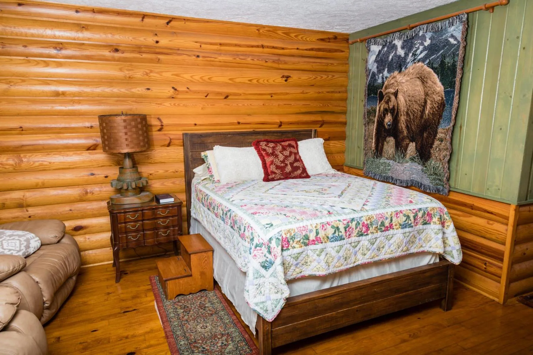 Bed in Mountain Aire Cottages, Inn, & Glamping