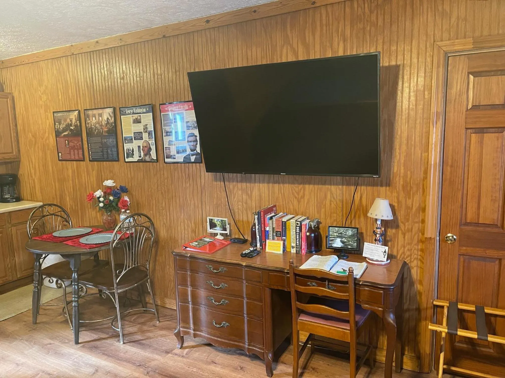 TV and multimedia in Mountain Aire Cottages, Inn, & Glamping