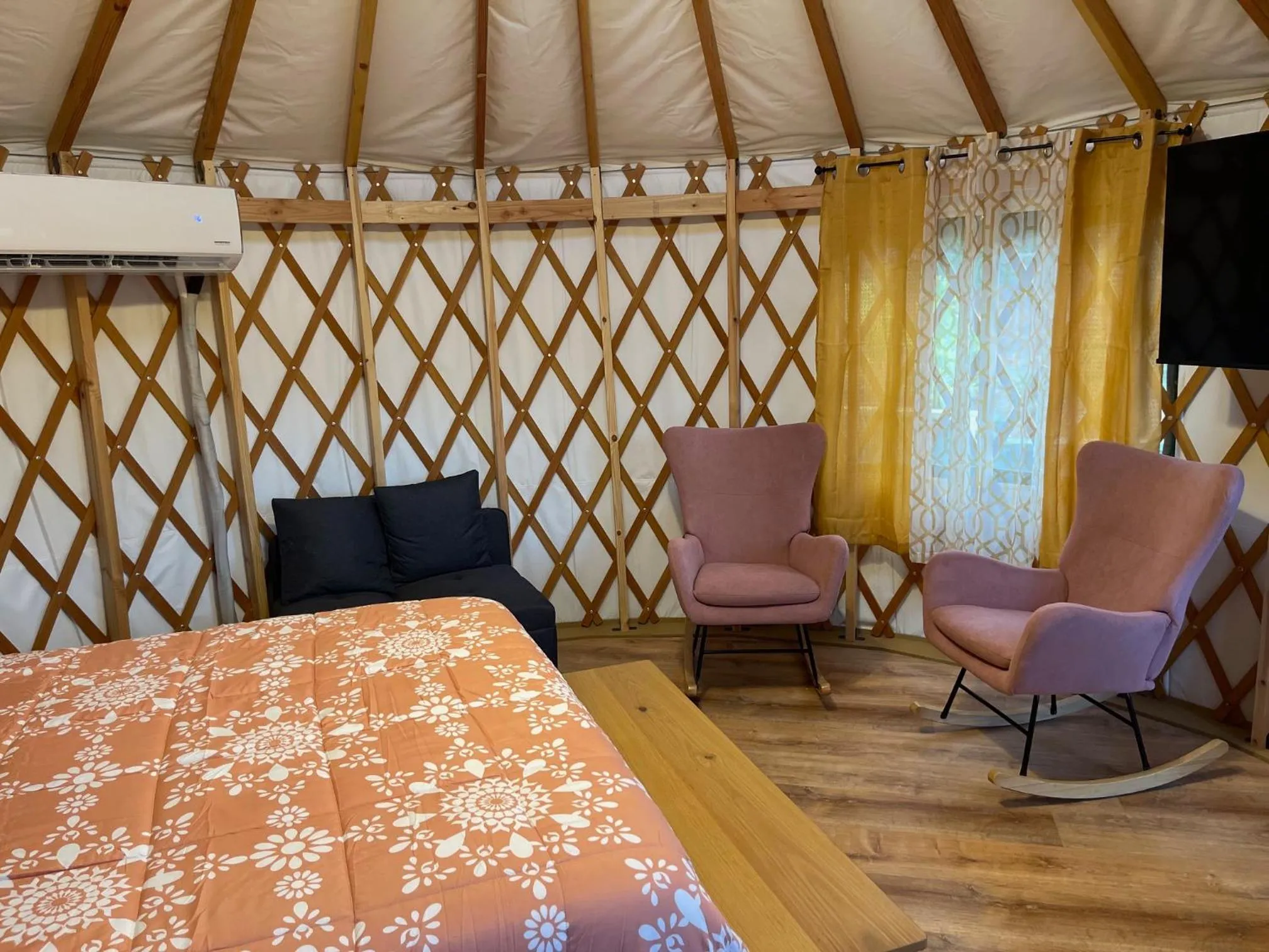 Bed in Mountain Aire Cottages, Inn, & Glamping