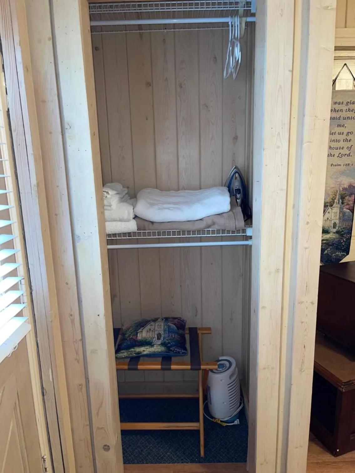 flat iron, Bed in Mountain Aire Cottages, Inn, & Glamping