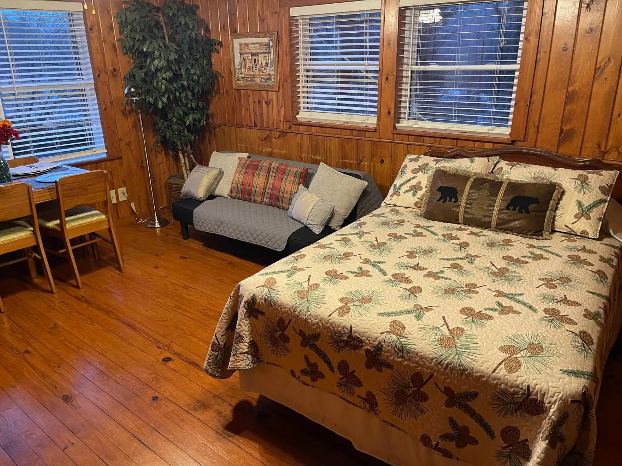 Living room, Bed in Mountain Aire Cottages, Inn, & Glamping