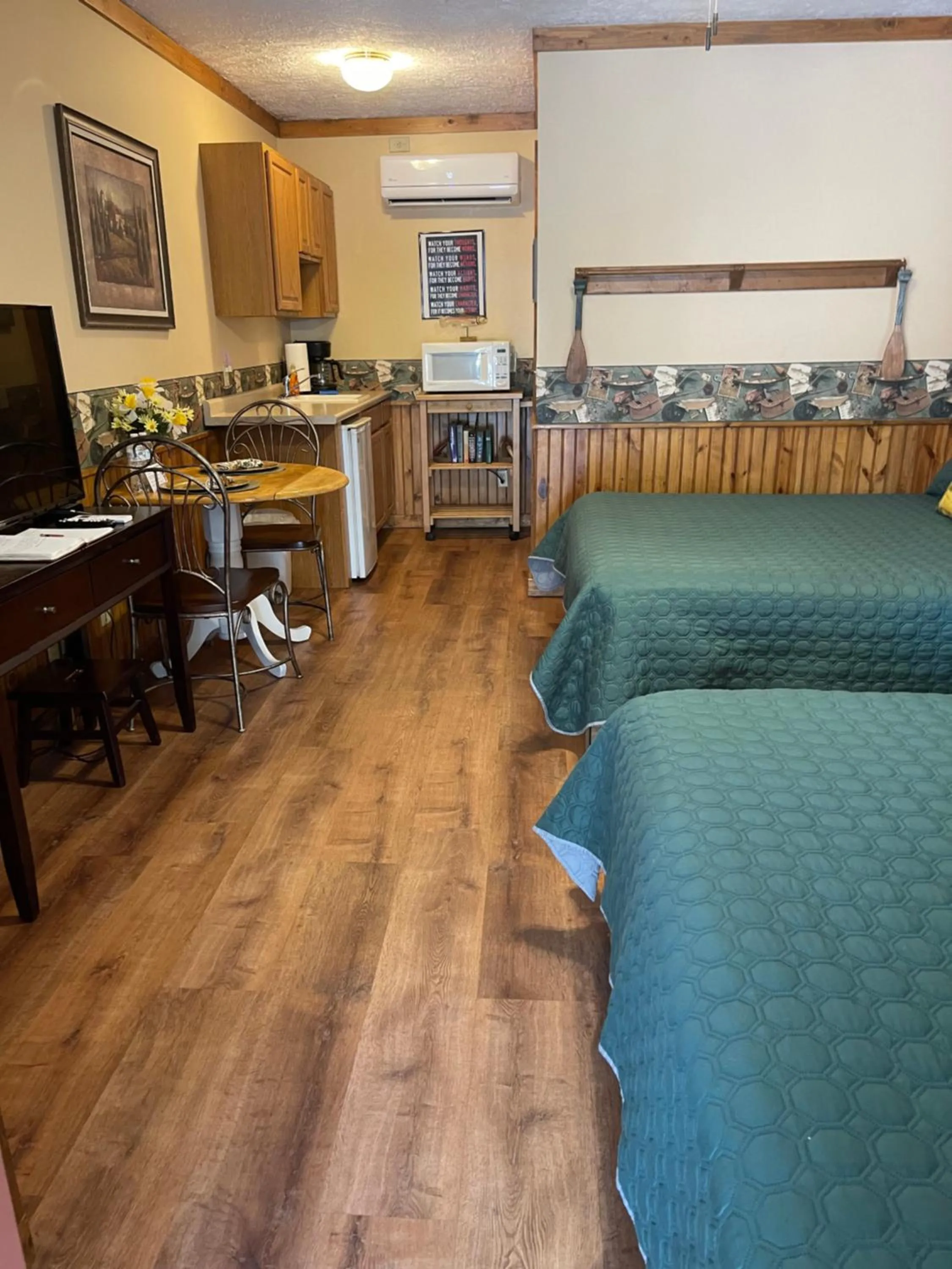 Bed in Mountain Aire Cottages, Inn, & Glamping