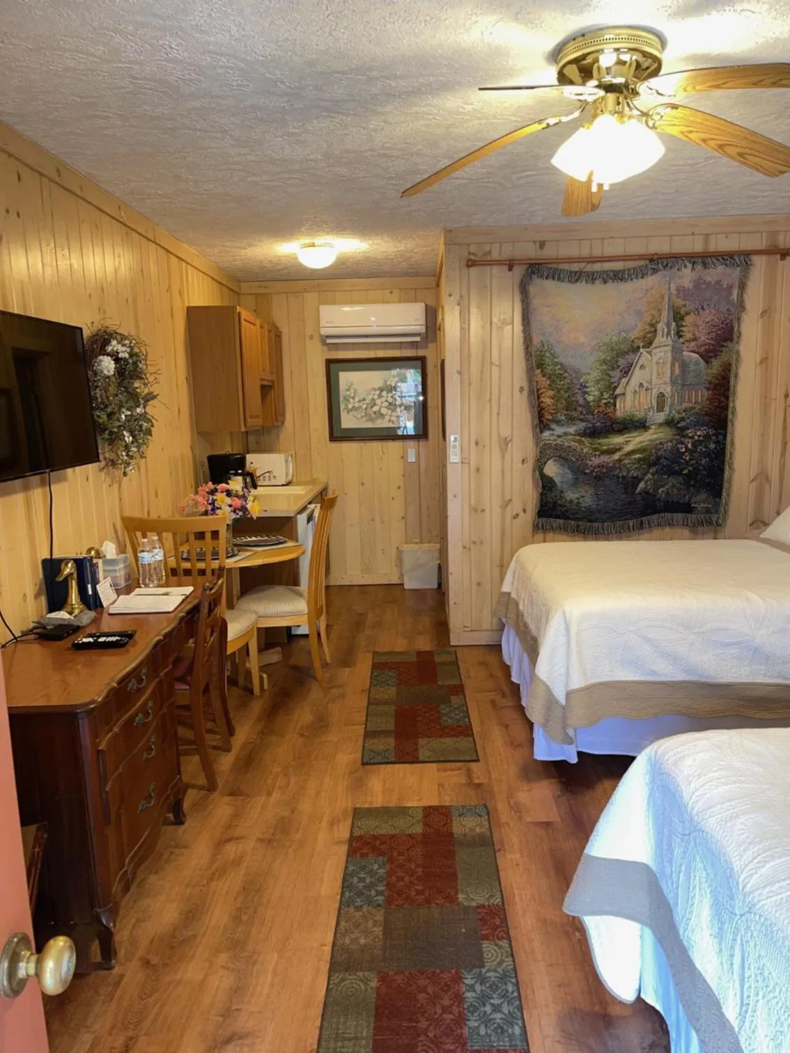 Bed in Mountain Aire Cottages, Inn, & Glamping