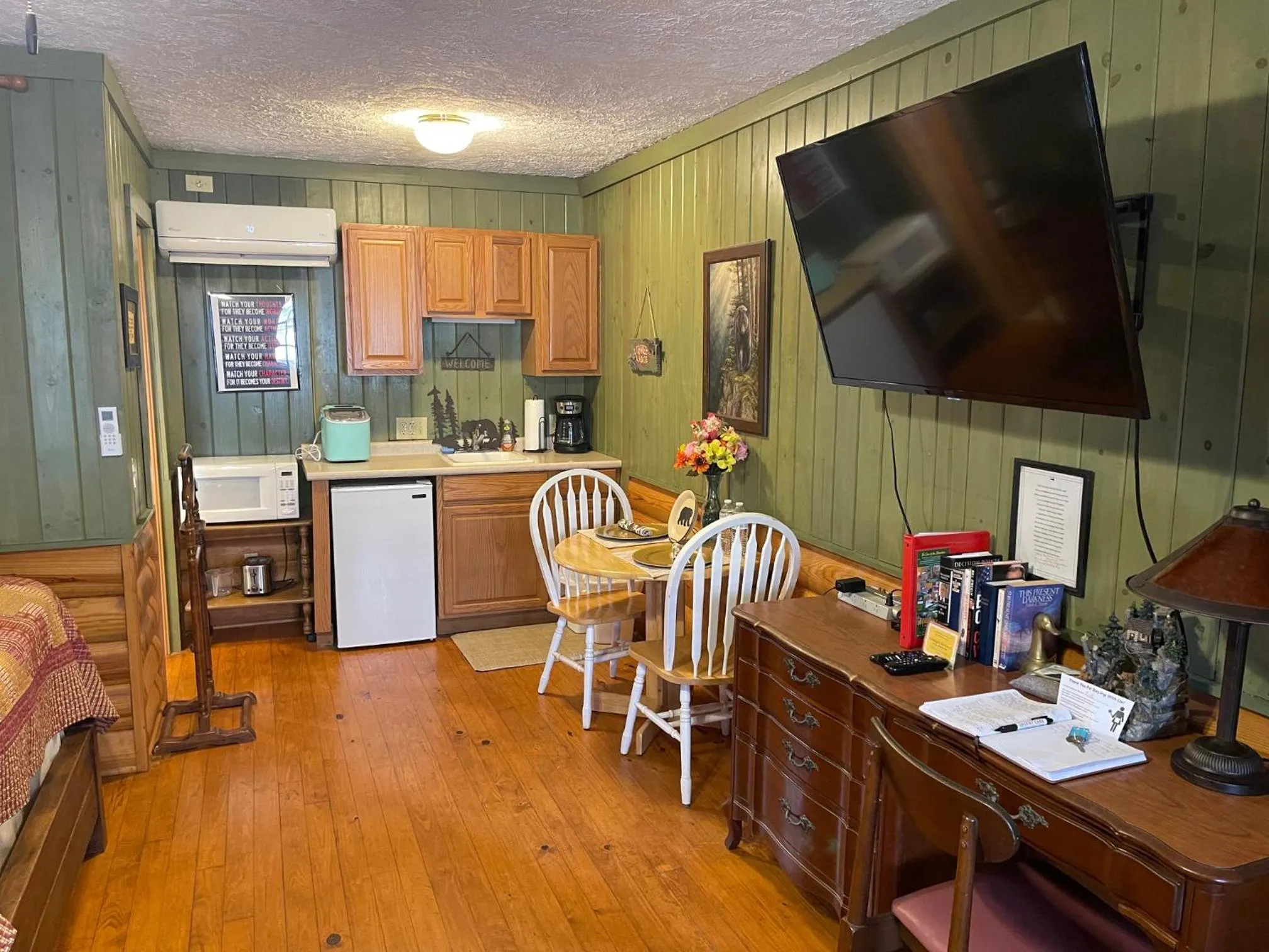 TV and multimedia in Mountain Aire Cottages, Inn, & Glamping