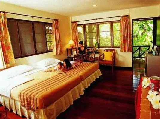 Bed in Baan Klang Aow Beach Resort
