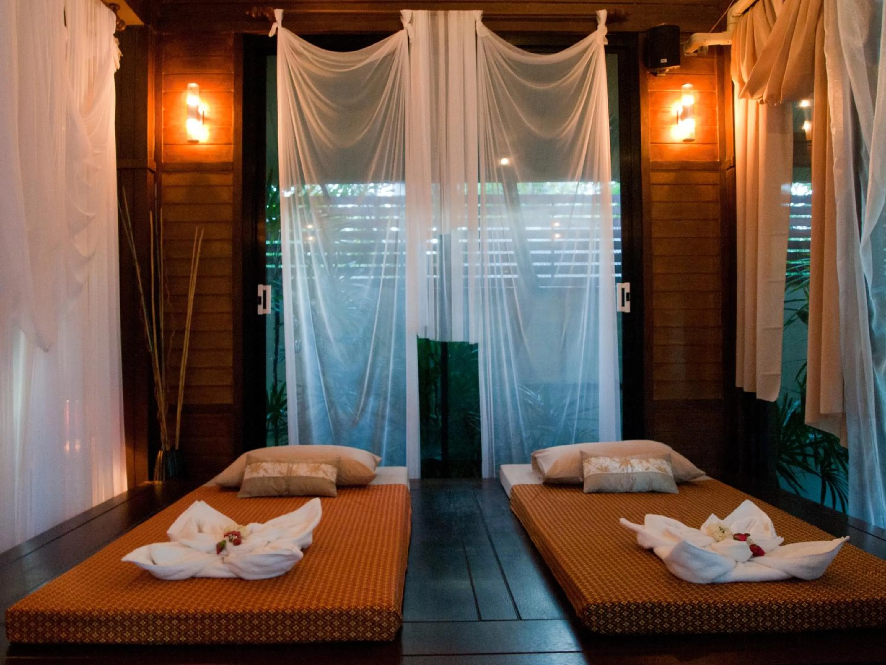 Bed in Baan Klang Aow Beach Resort