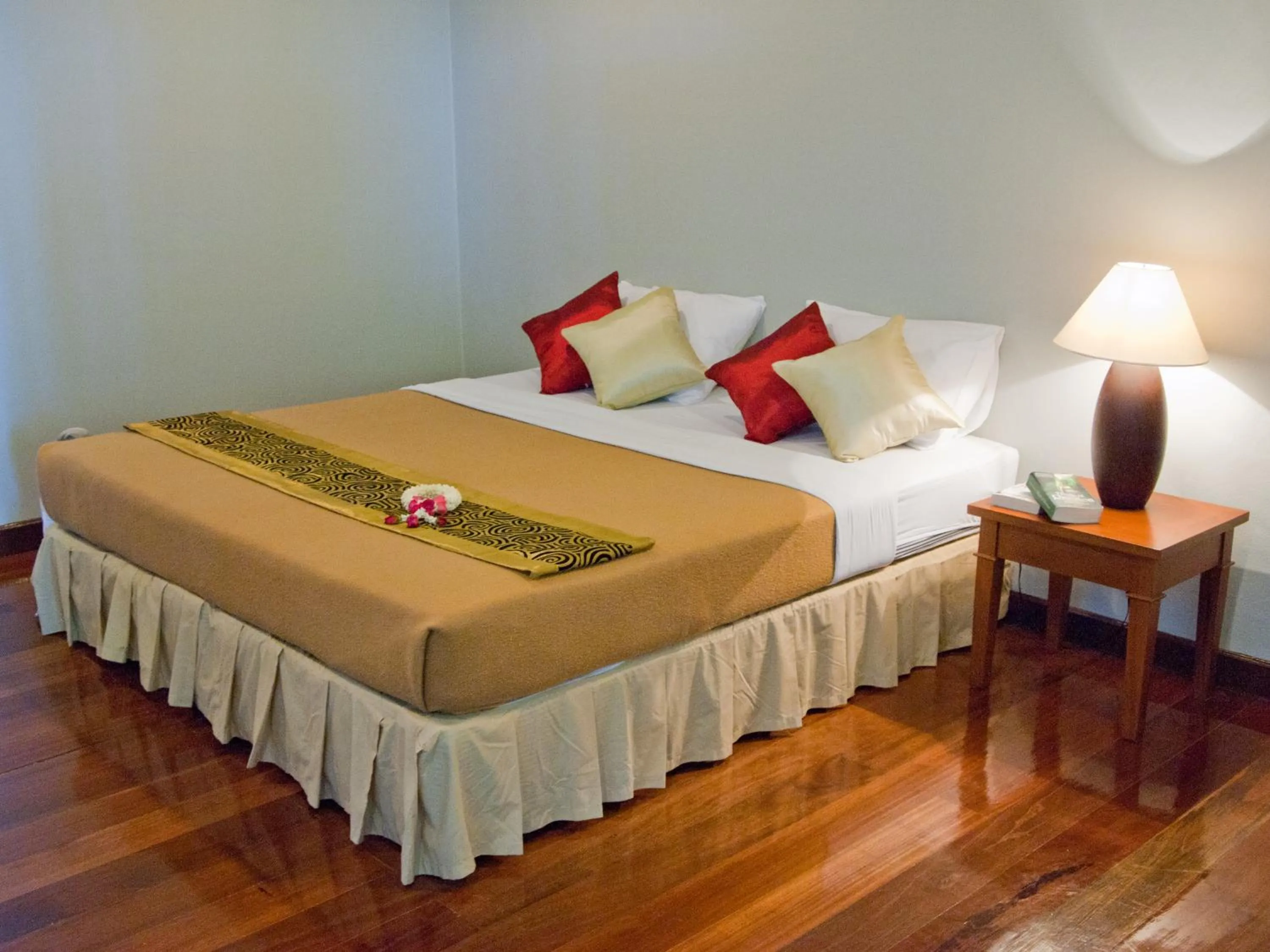 Bed in Baan Klang Aow Beach Resort