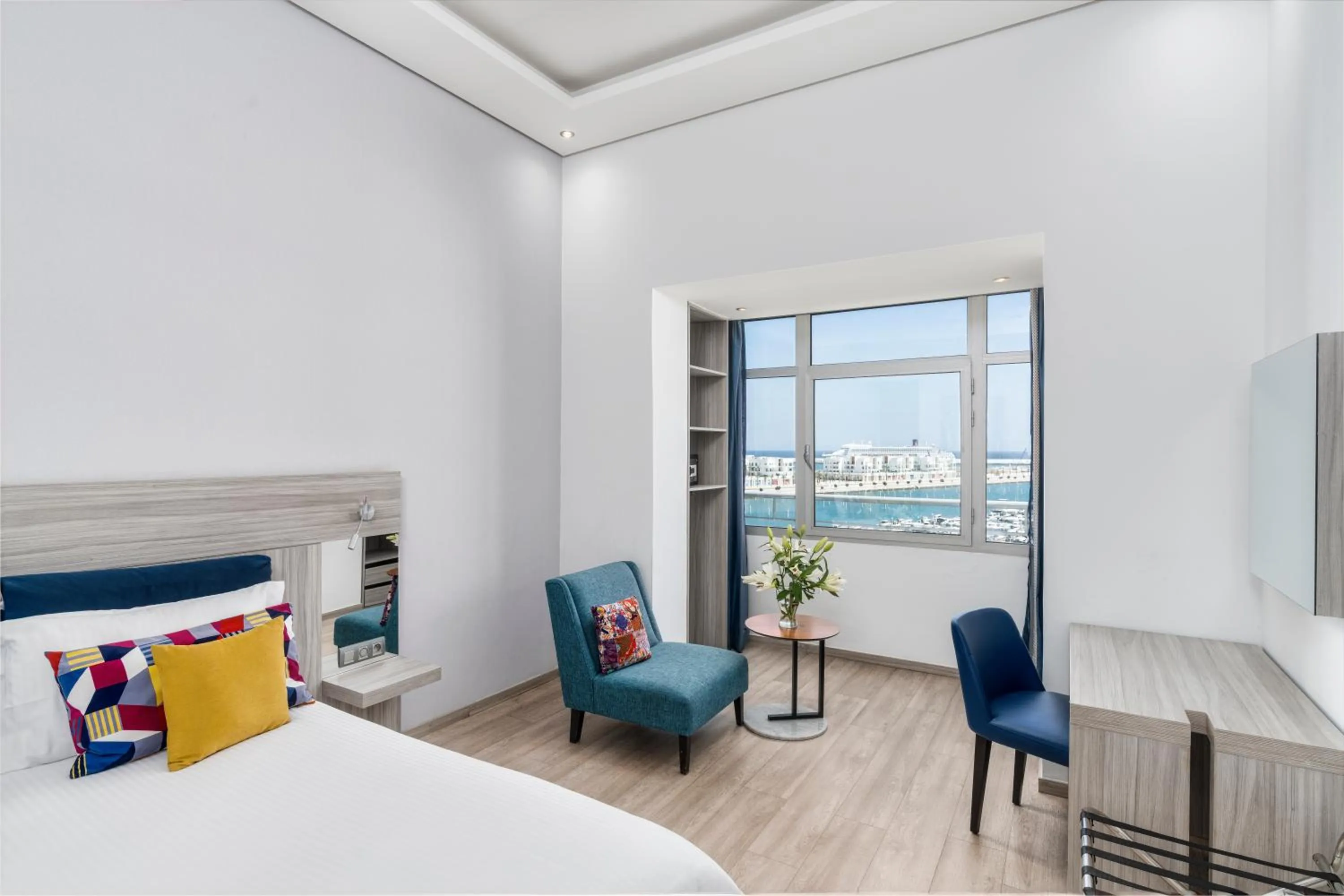 Photo of the whole room, Bed in Marina Bay City Center