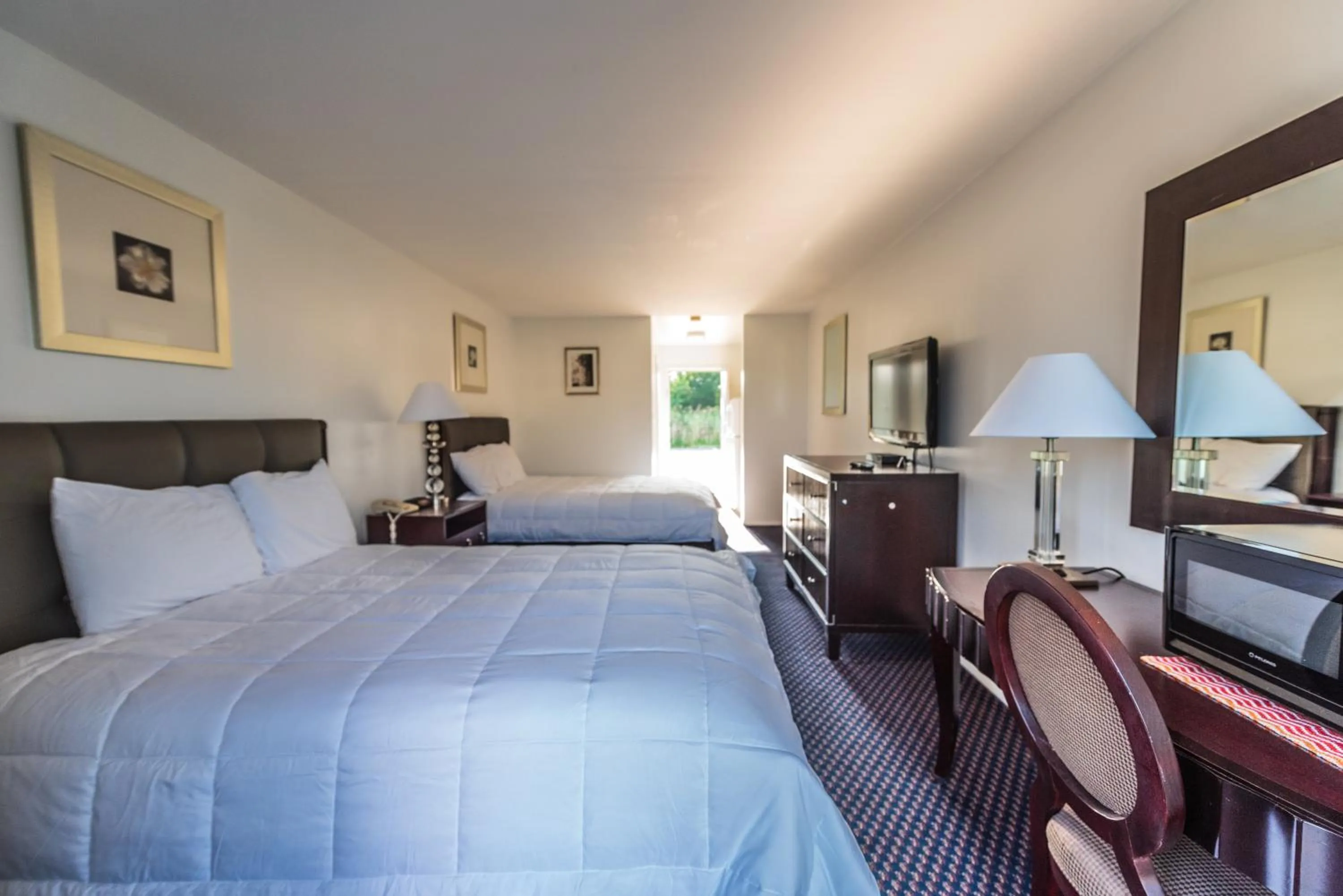 Bed in Rodeway Inn at Somers Cove Marina