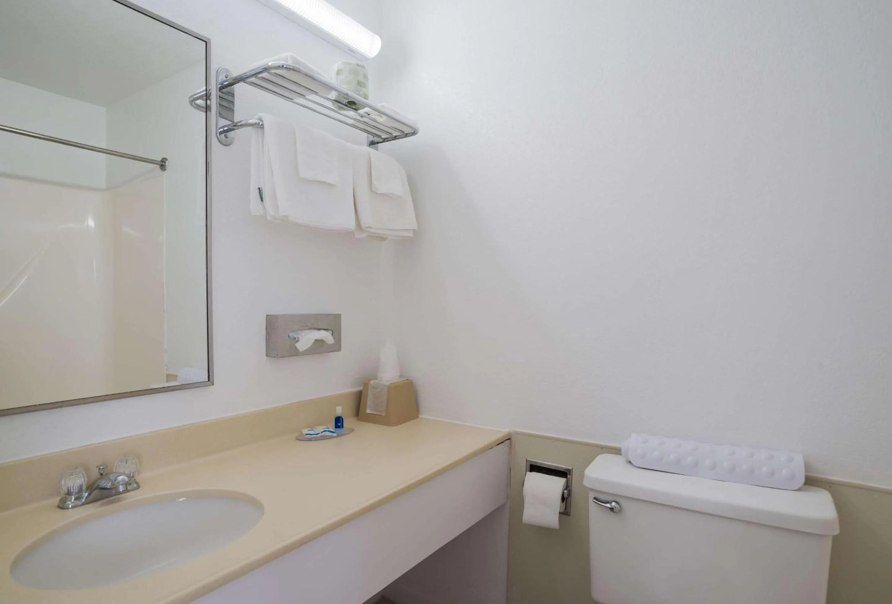 Bathroom in Rodeway Inn at Somers Cove Marina