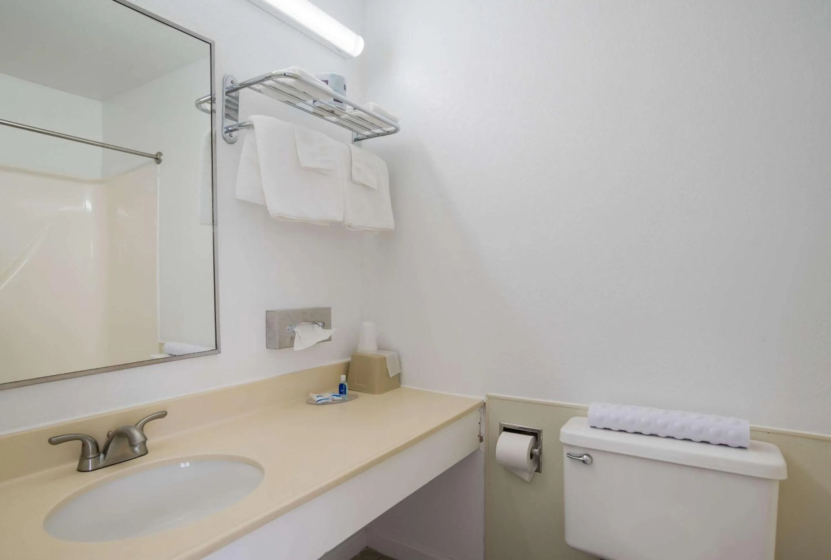 Bathroom in Rodeway Inn at Somers Cove Marina