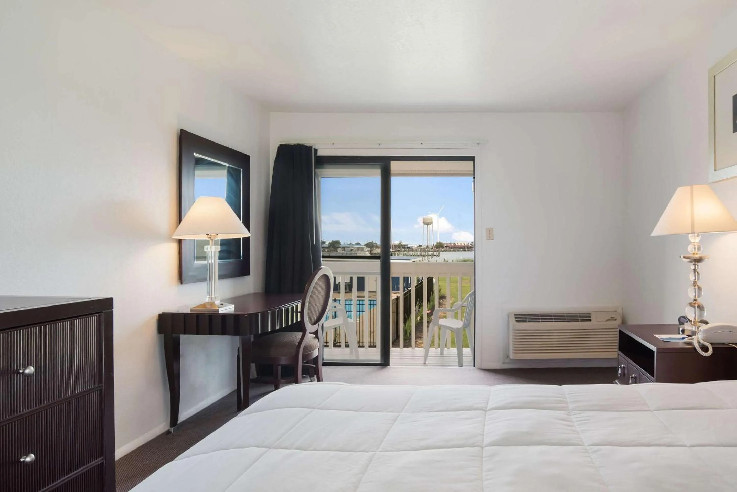Photo of the whole room, Bed in Rodeway Inn at Somers Cove Marina