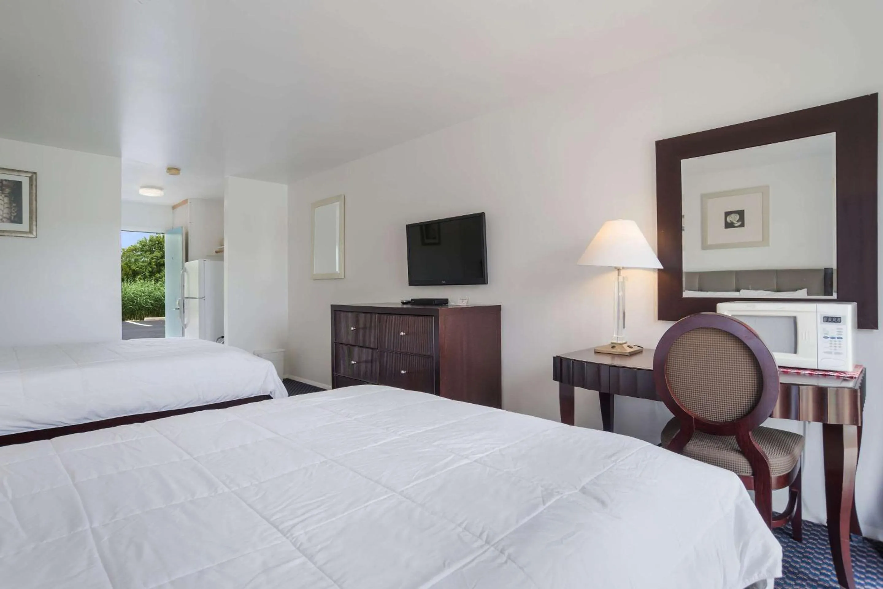 Photo of the whole room, Bed in Rodeway Inn at Somers Cove Marina