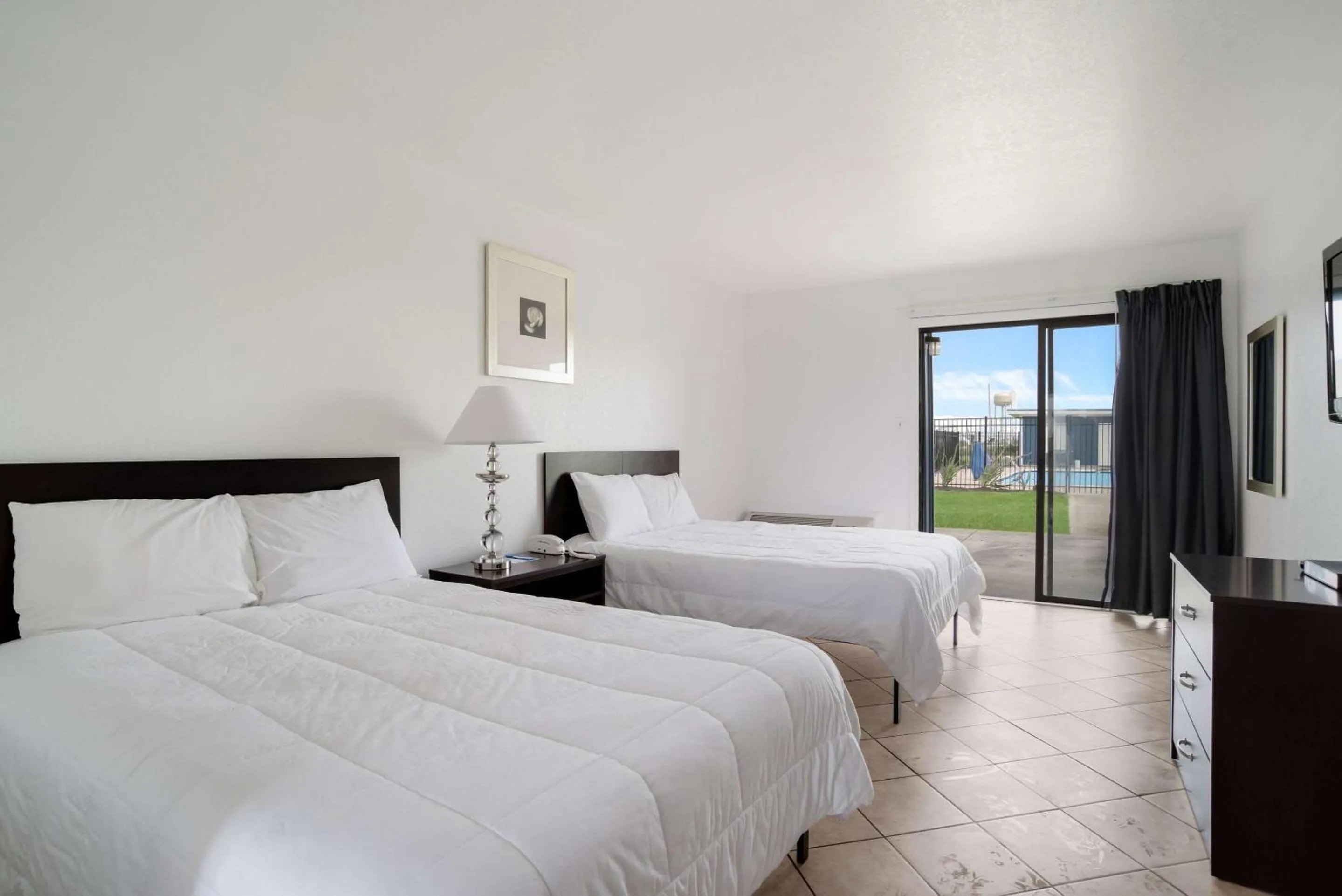 Photo of the whole room, Bed in Rodeway Inn at Somers Cove Marina