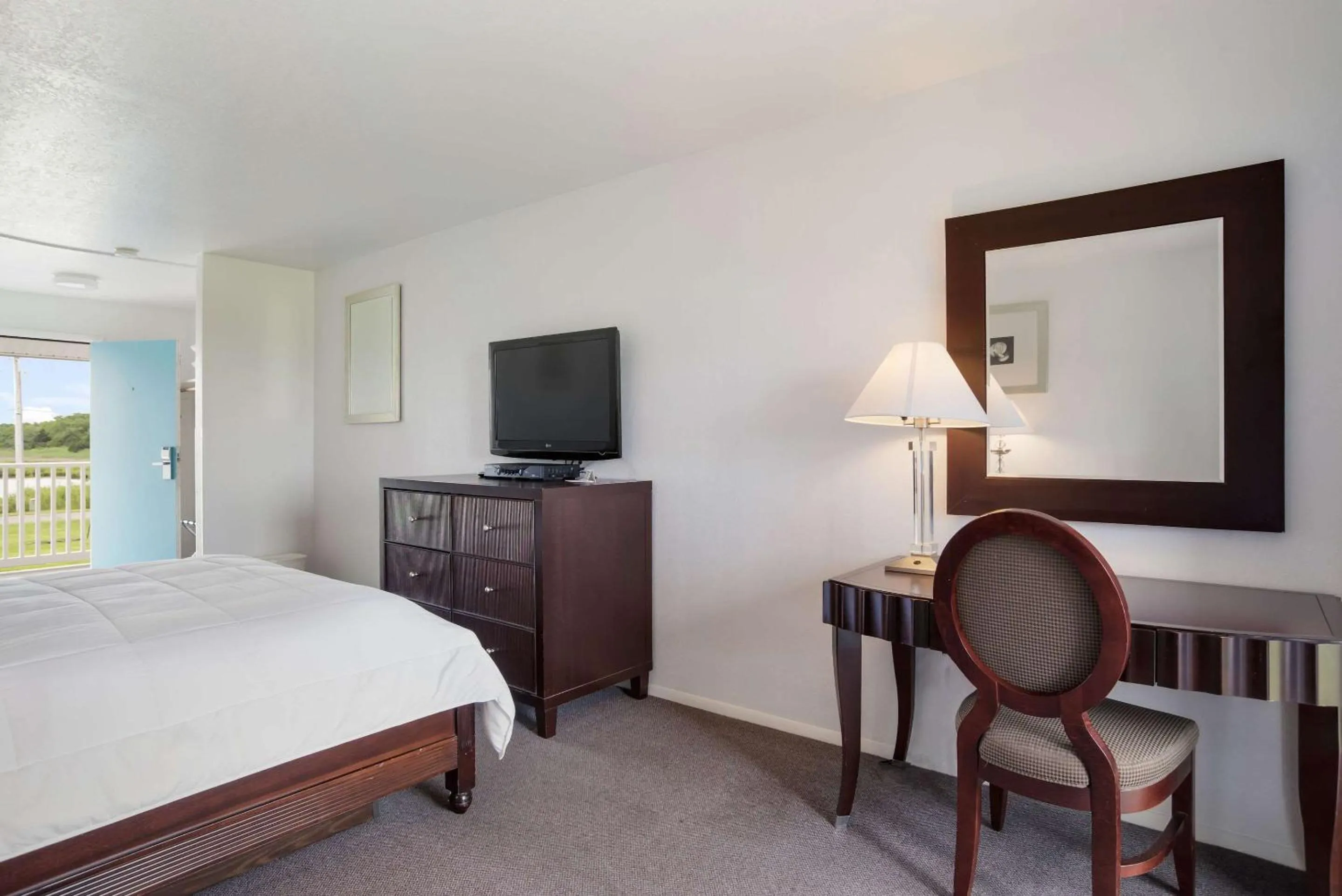 Photo of the whole room, Bed in Rodeway Inn at Somers Cove Marina