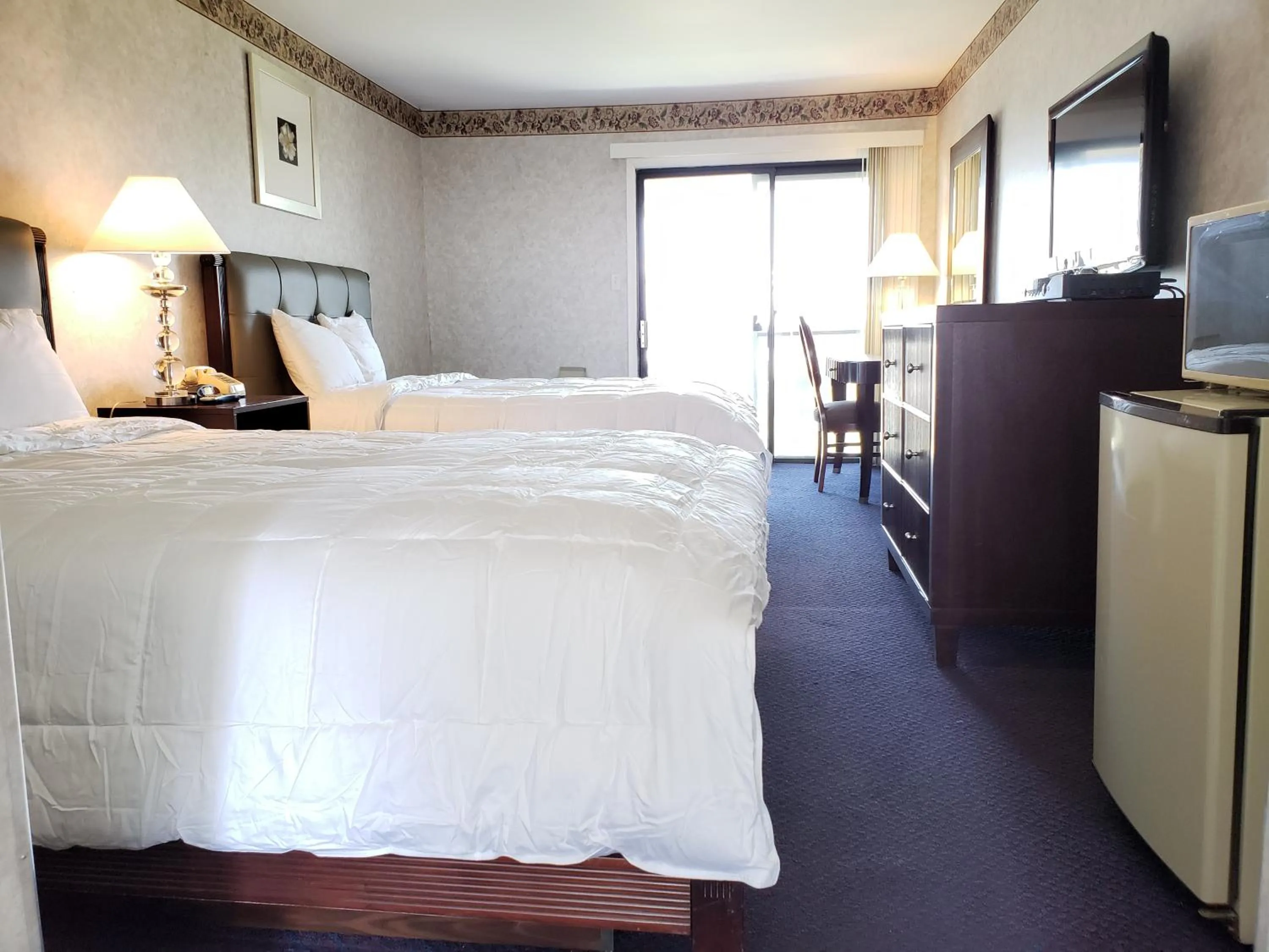 Photo of the whole room, Bed in Rodeway Inn at Somers Cove Marina