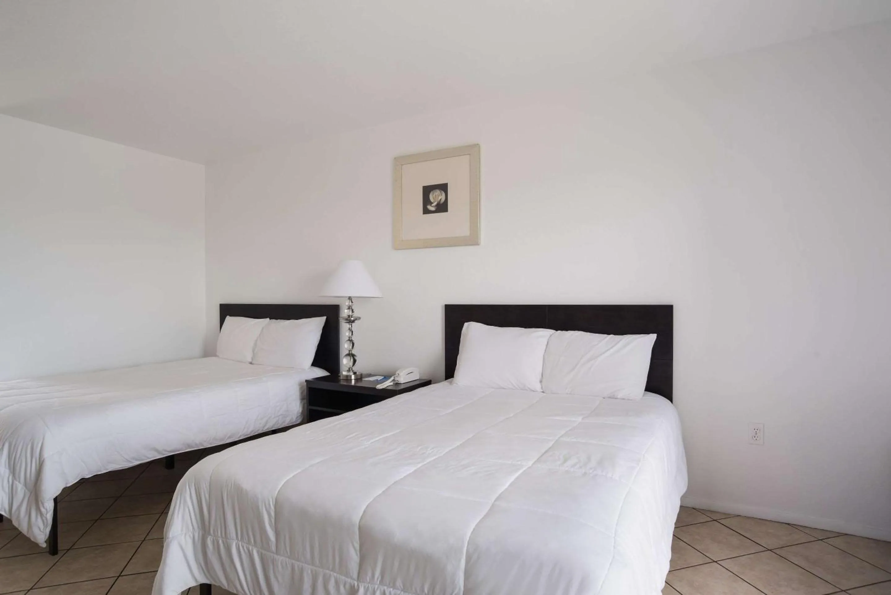 Photo of the whole room, Bed in Rodeway Inn at Somers Cove Marina