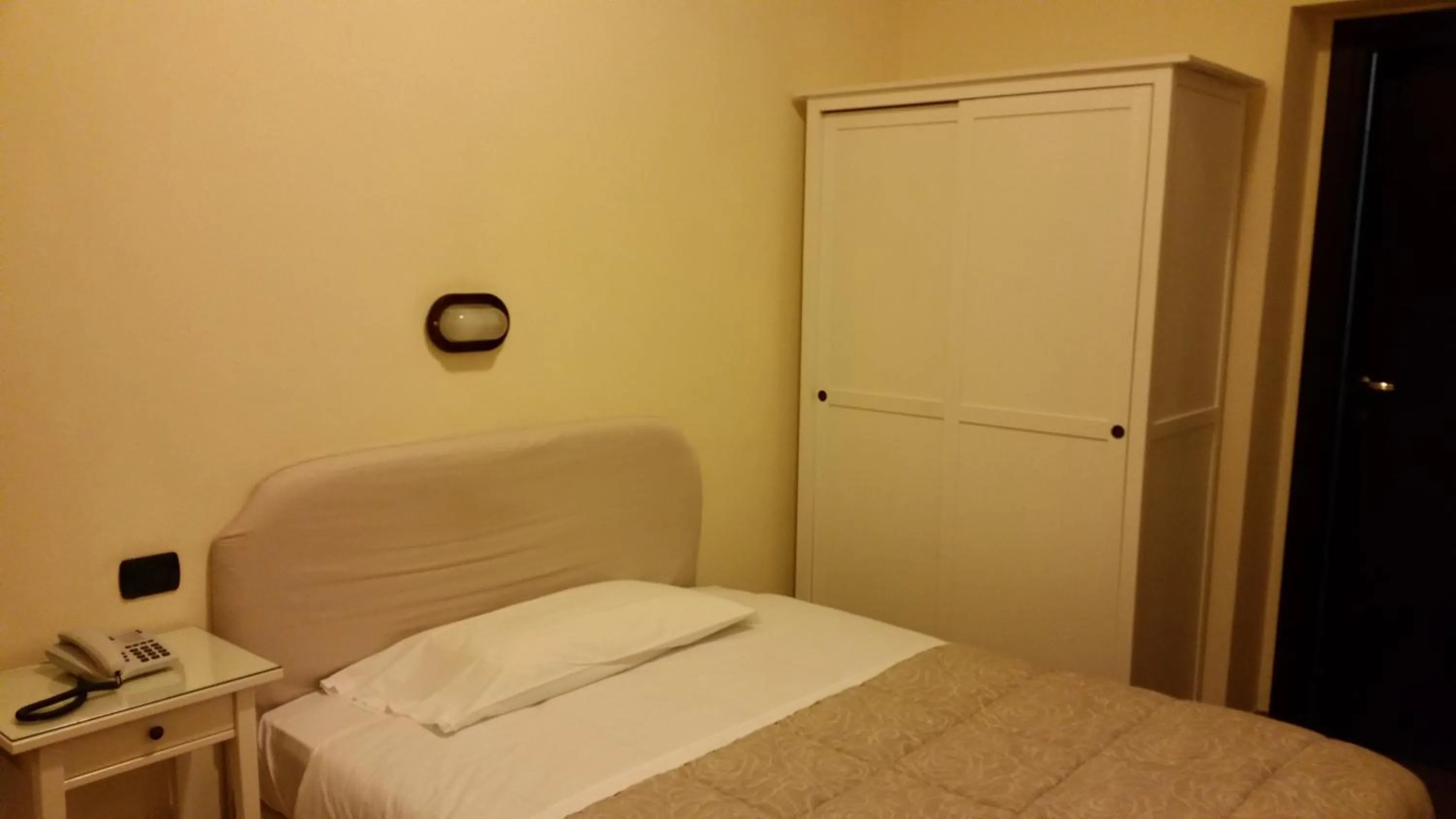 Photo of the whole room, Bed in Hotel Croce Di Malta