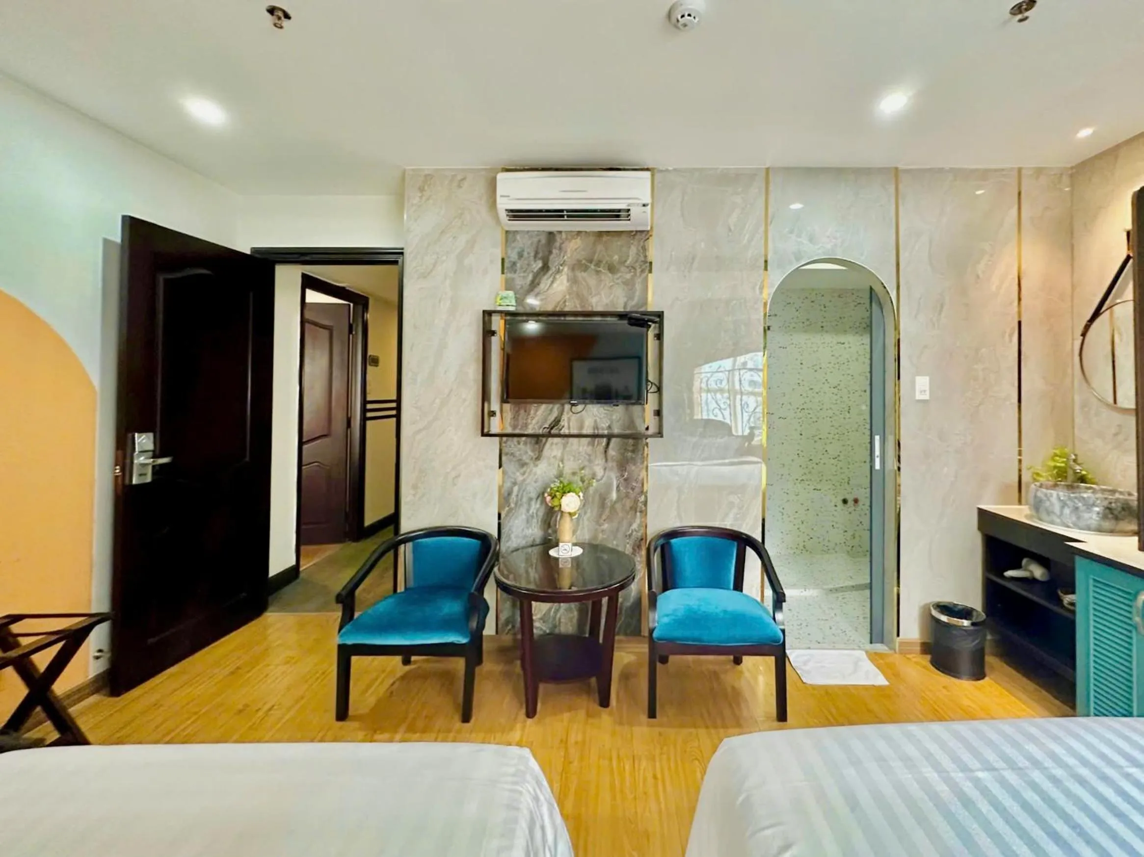 Seating area, Bed in Sunrise Central Hotel