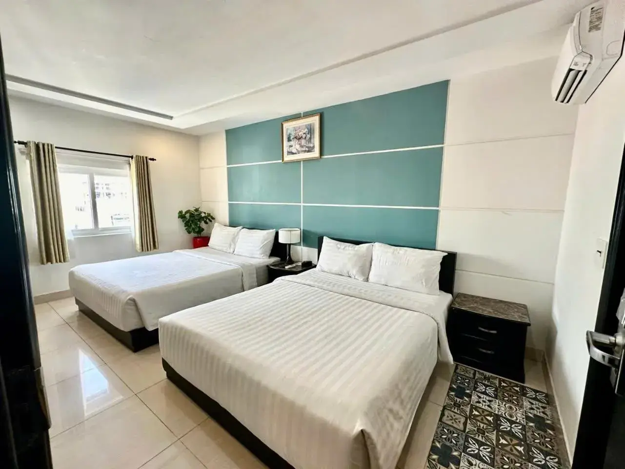 Family Room With Window in Sunrise Central Hotel Family Room With Window in Sunrise Central Hotel