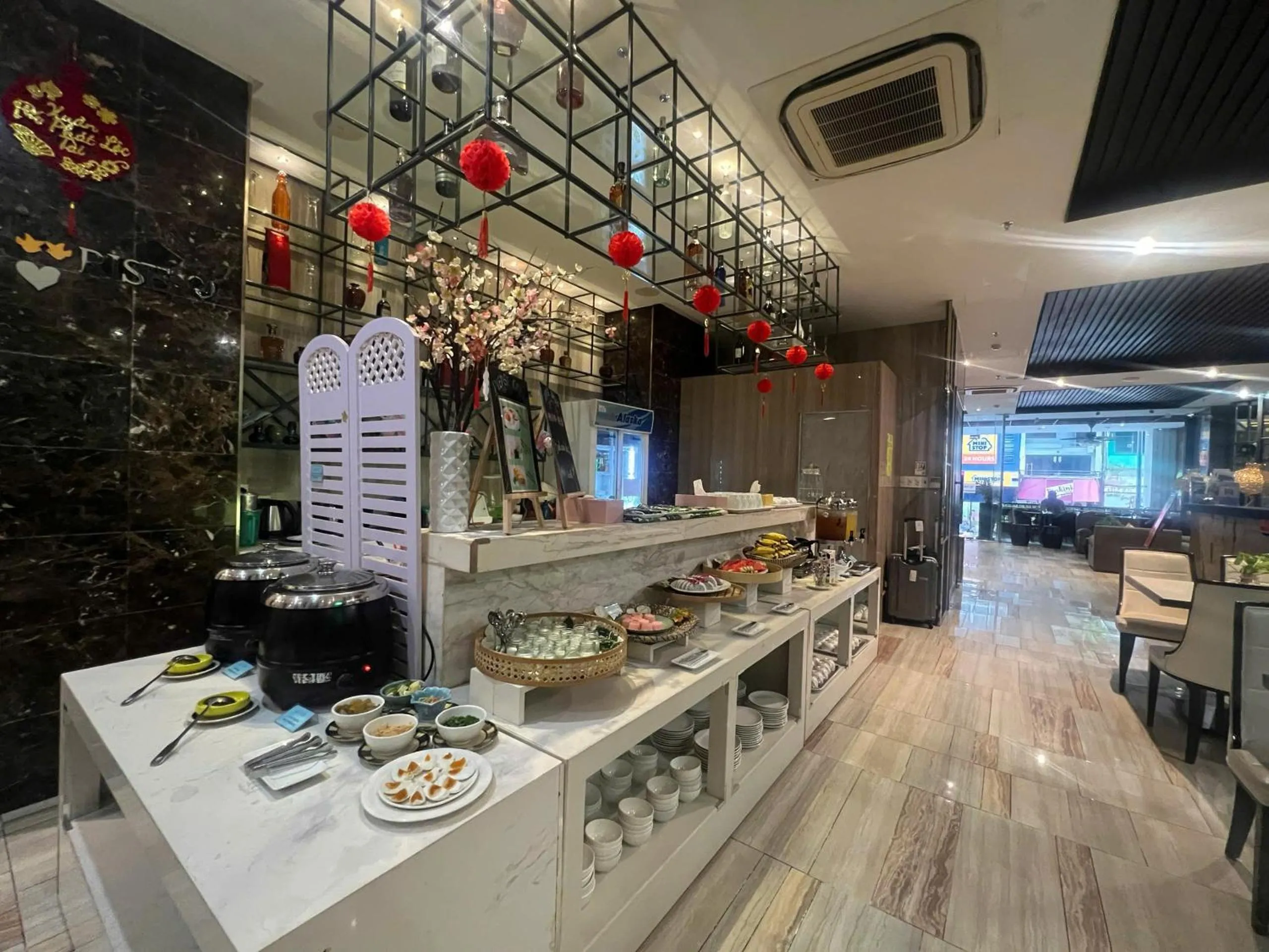 Food and drinks in Sunrise Central Hotel