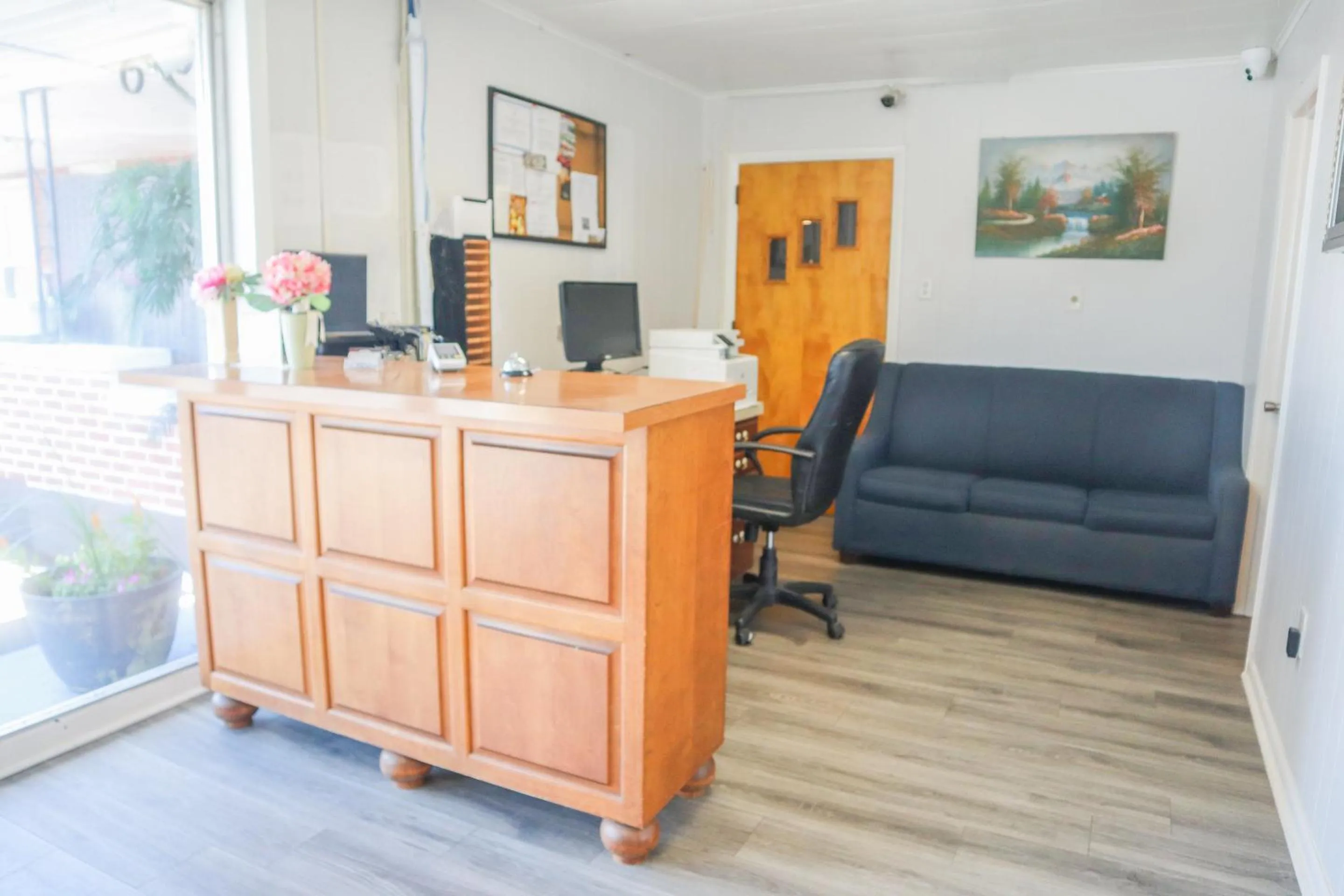 Lobby or reception in The Lancaster Motel By OYO Ronks near Paradise