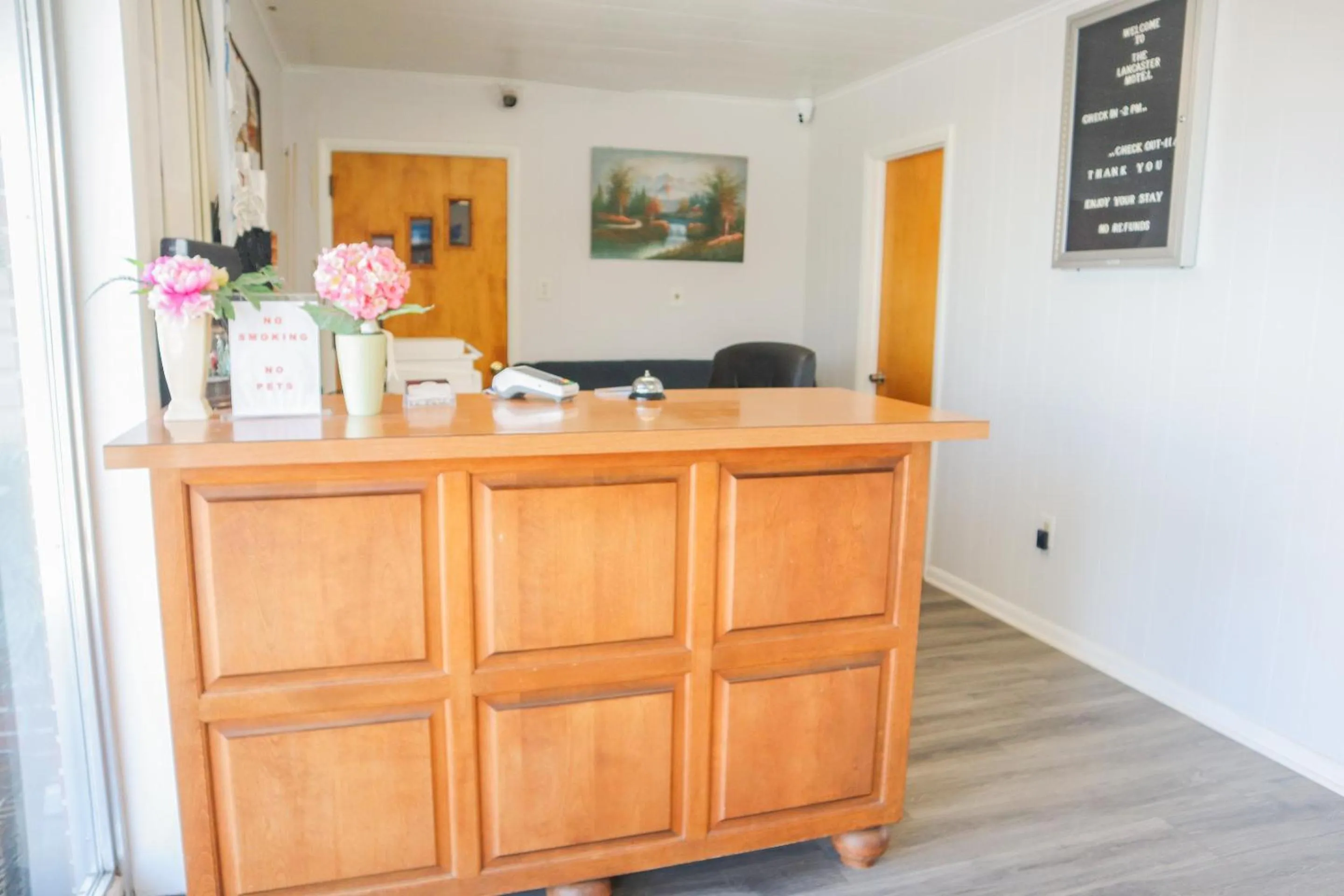 Lobby or reception in The Lancaster Motel By OYO Ronks near Paradise