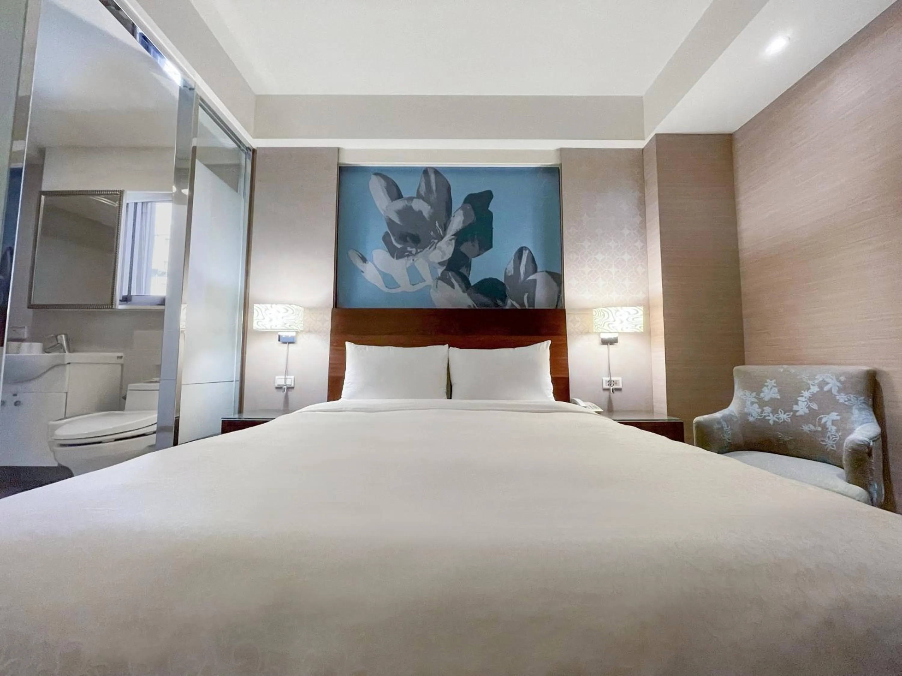 Photo of the whole room, Bed in Guide Hotel Taipei NTU