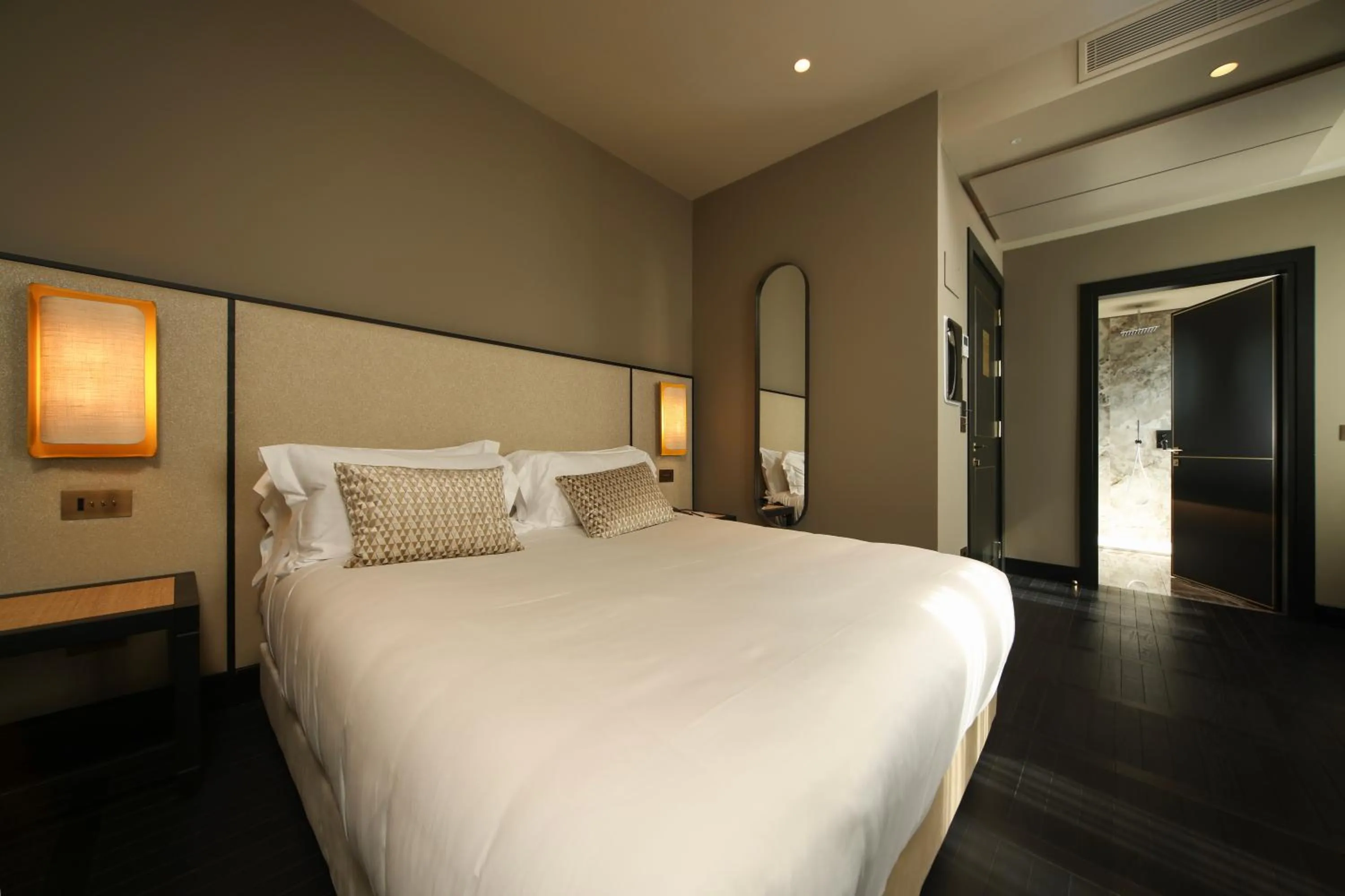 Bed in U-Visionary Venezia Hotel